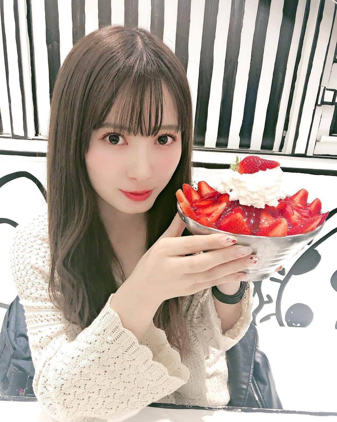 生田衣梨奈さんのインスタグラム写真 - (生田衣梨奈Instagram)「♥2DCafe♥﻿ ﻿ この前友達と2Dcafeにいってきたよ！！！！﻿ ﻿ 気になってて友達とかき氷をはんぶんこ❤﻿ ﻿ めちゃくちゃ美味しかったなぁ♥﻿ 高校の友達と久しぶりに会うことができて嬉しかった❤﻿ ﻿ いちごのかき氷！！！﻿ ﻿ そして。。。﻿ いちごジュースを飲みました❤﻿ ﻿ いちご好きにはたまらんなぁ〜！！！！！！﻿ ﻿ 友達が撮ってくれた写真！﻿ 最高に可愛くとってくれたよん！！！！﻿ ﻿ ﻿ ﻿ #morningmusume20 #モーニング娘20﻿ #helloproject  #顔面国宝﻿ #えりぽんかわいい #アイドル﻿ 存在が #インスタ映え #かわいい﻿ #Love #beauty﻿ #followme #makeup﻿ #Instagram #生田衣梨奈のVSゴルフ﻿ #메이크업 #얼스타그램﻿ #ig_Japan #팔로미﻿ #フォロー歓迎 #ootd﻿ #新大久保 #Cafe﻿ #ELEYVSGOLF  #apple﻿ #いいね #写真﻿ #IDOL #골프﻿ #SELFIE #셀카」11月16日 18時49分 - erina_ikuta.official