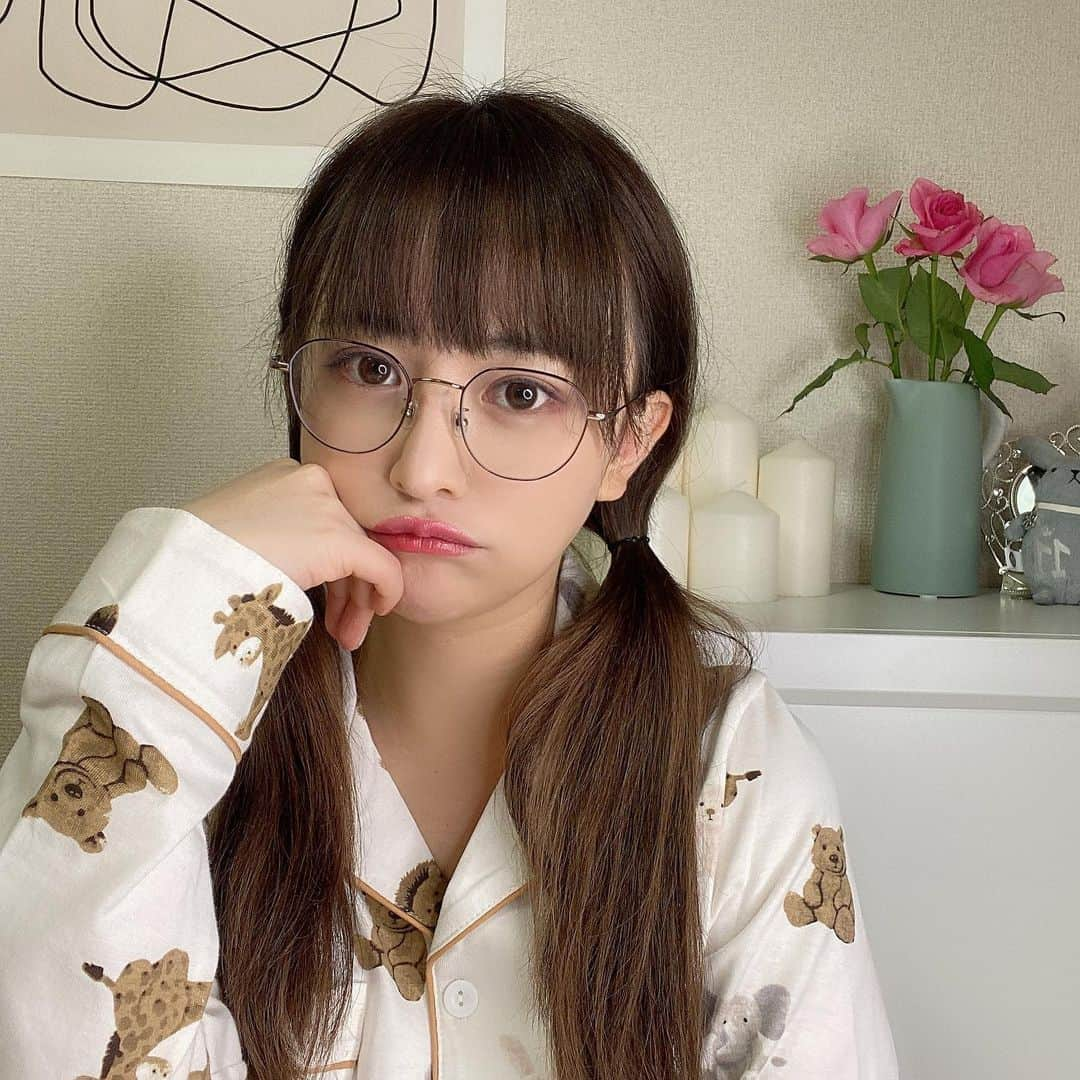 平松可奈子さんのインスタグラム写真 - (平松可奈子Instagram)「可愛いパジャマ🐘🦁🦒🐰🧸 @_andante_shop  のものです💌 . 可愛い眼鏡👓 親友のしばさきプロデュースのもので @zoff_eyewear  のコラボ💕 線が細くてめちゃお洒落、 さすがしばです🥰💕 お気に入りすぎる！ . #眼鏡　#柴田紗希  #zoff #andanteshop #roomwear」11月16日 18時45分 - 11kanaco14