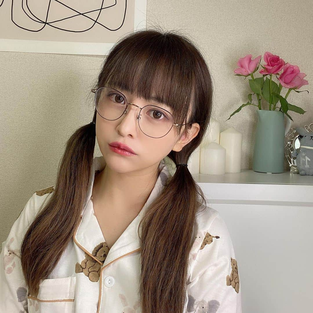 平松可奈子さんのインスタグラム写真 - (平松可奈子Instagram)「可愛いパジャマ🐘🦁🦒🐰🧸 @_andante_shop  のものです💌 . 可愛い眼鏡👓 親友のしばさきプロデュースのもので @zoff_eyewear  のコラボ💕 線が細くてめちゃお洒落、 さすがしばです🥰💕 お気に入りすぎる！ . #眼鏡　#柴田紗希  #zoff #andanteshop #roomwear」11月16日 18時45分 - 11kanaco14