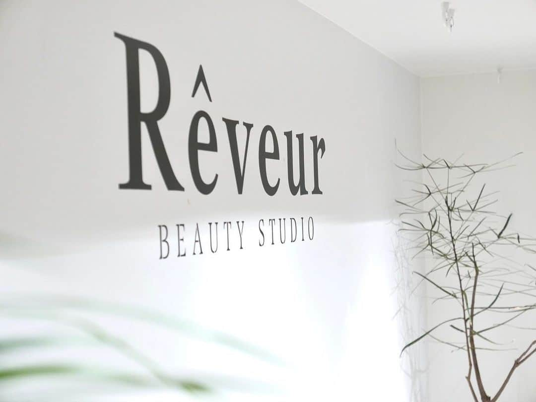 Rêveur(レヴール) のインスタグラム：「POPUPショップ「Rêveur BEAUTY STUDIO」今週も火・木・土・日・祝でオープンいたします！  明日17日（火）20:00～は、ヨガのワークショップをインスタグラム( @reveur_official )より生配信！ インストラクターに京野ともみさん、ゲストにUNAさんを迎え、 お家で簡単に出来るヨガを教えていただきます。 1日の終わりに、ぜひ一緒にヨガでリラックスしてくださいね。  また、POPUPショップにご来場いただいた方にはフィトプロテインシリーズのサンプルをプレゼント！ ぜひ足を運んでいただけますと嬉しいです✨  今週もコンテンツが盛り沢山です。お見逃しないようチェックしてくださいね！  ＜今週のインスタグラムライブ配信コンテンツ＞  ■11月17日（火）20:00～ 「オンラインヨガワークショップ」 インストラクター：京野ともみさん ゲスト：UNAさん  ■11月19日（木）20:00～ 「オンラインヨガワークショップ」 インストラクター：廣田なおさん ゲスト：柴田ひかりさん  ■11月21日（土）15:00～ 「たんぱく質は髪も肌も身体にも大事　 プロテインひろこ×管理栄養士・高杉保美トークショー supported by FYTTE」  ■11月21日（土）19:00～ 「たんぱく質は髪も肌も身体にも大事　 高橋メアリージュン×プロテインひろこ×管理栄養士・高杉保美トークショー supported by FYTTE」  #レヴール #ヘアケア #シャンプー #トリートメント #プロテイン #プロテイン女子 #プロテインシャンプー #ヨガ #popupショップ #期間限定ショップ」