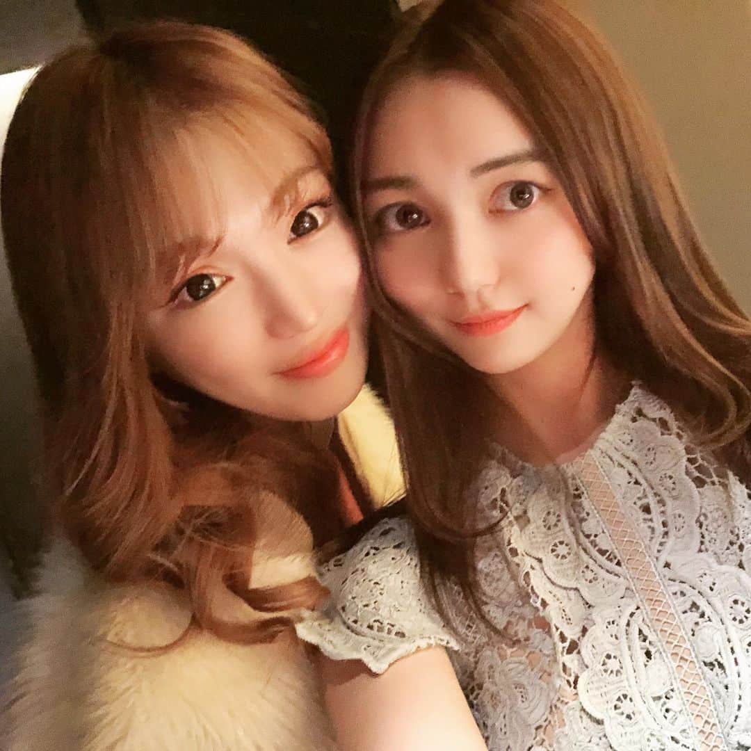 MIYABIのインスタグラム：「． *☼*―――――*☼*――――― ． 17Liveを始めた時に、サラ姉の配信だけは毎回観ててコメントして、GENIEの話が出た時ノリで働きたい！って言ったら配信でお互い顔は知ってたけど会ったことないのに、働こう！って言ってもらえてそこから本当に早いスピードで色々決まっていって夢かって思う笑 ． ． 忙しいのに時間ずらしてくれてLalahの社長に挨拶とあたしのお誕生日お祝いしに来てくれて本当に嬉しかった🥺💓 ． LalahとGENIEの2つの店舗で働かせて頂きます。 LalahはLalahの良さがあって勉強になる事が沢山あって、あたしにとっては大切な場所で、GENIEはまた違う意味で沢山学ぶことが出来ると思ってます、というか学びます。 ． Lalahの社長とサラ姉に心から感謝です。 本当にありがとうございます。 ． ． *☼*―――――*☼*――――― ． #GENIE#ガールズラウンジ #lalah #アレンジ#可愛い#綺麗#お洒落#キャバ嬢#ホスト#六本木#lol#f4f#fashion#makeup#hair#dogstagram#サロンモデル#撮影#style#nail#model#party#美容 #ホステス#travel#art#like4 #Summer #ドレス」