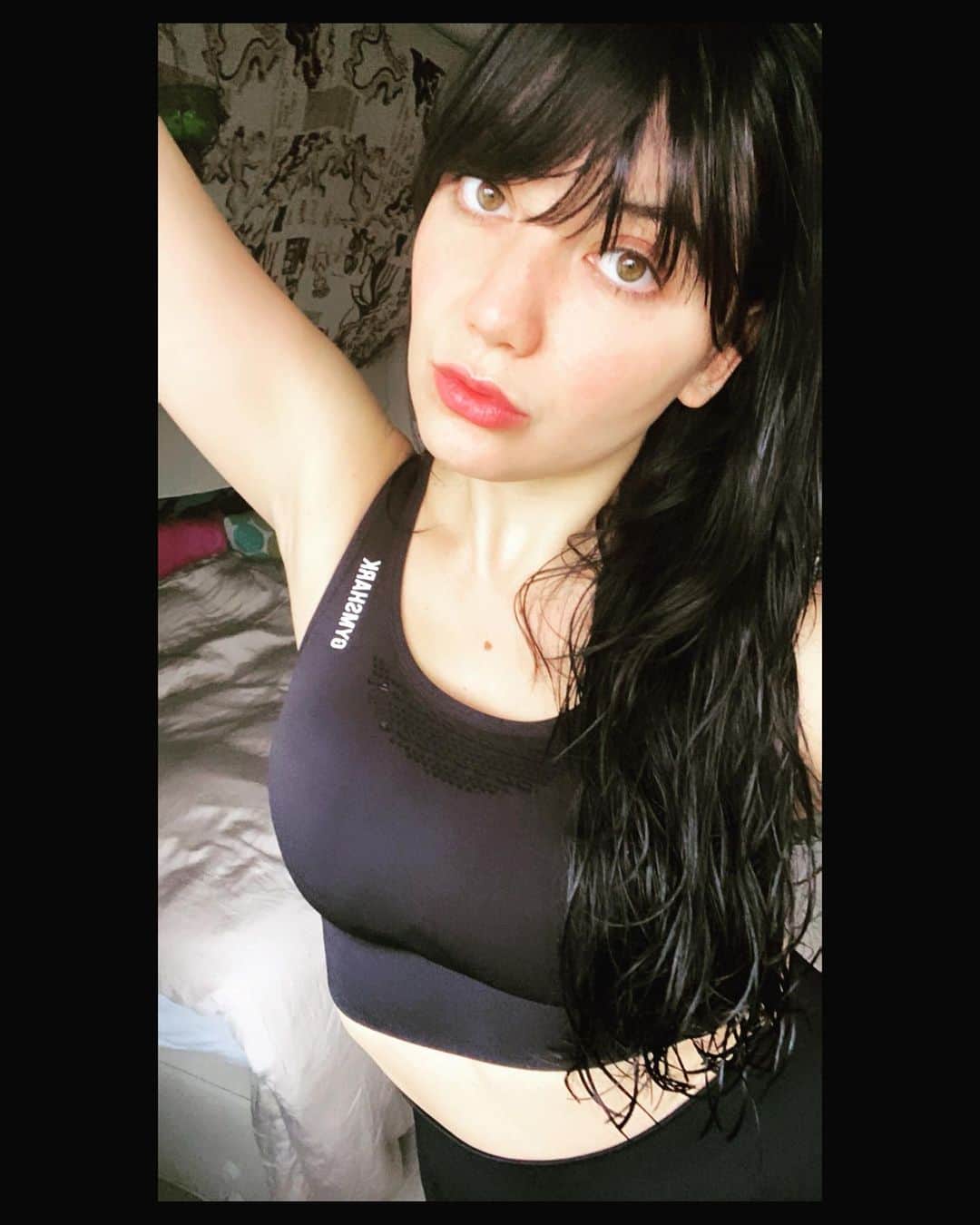 デイジー・ロウのインスタグラム：「It’s Monday. Ive got to be honest, I’m a bit moody. Pouty with wet hair, time to get back into the groove. This grey weather kept me indoors most of the weekend binge watching the epic netflix show The Queens Gambit (which I highly highly recommend) I didn’t do soooo well with my healthy diet. So today, is a new dawn, it’s a new day it’s a new life for me yeah? Arm day thanks to @roarfitnessgirl @roarfitnessldn - thank you for keeping my spirits up in lockdown 2.0! We are almost half way through right?? How are you all doing? Sending you all the Biggest love and cuddles & I hope you’re having a less Moody Monday than I am ♥️」
