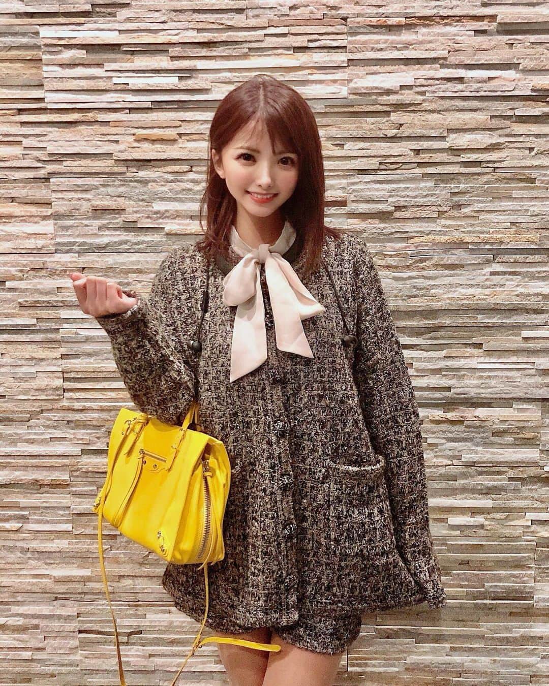 岡田栞奈のインスタグラム：「先日のディナーコーデ🍽🌙 お気に入りセットアップ💝  よく見ると青色の糸が縫い込まれてたり すっごく可愛い生地なの〜😍 #ディナーコーデ #エミリアウィズ #秋コーデ #セットアップ #codenate #fashion #autumn #emiriawiz」