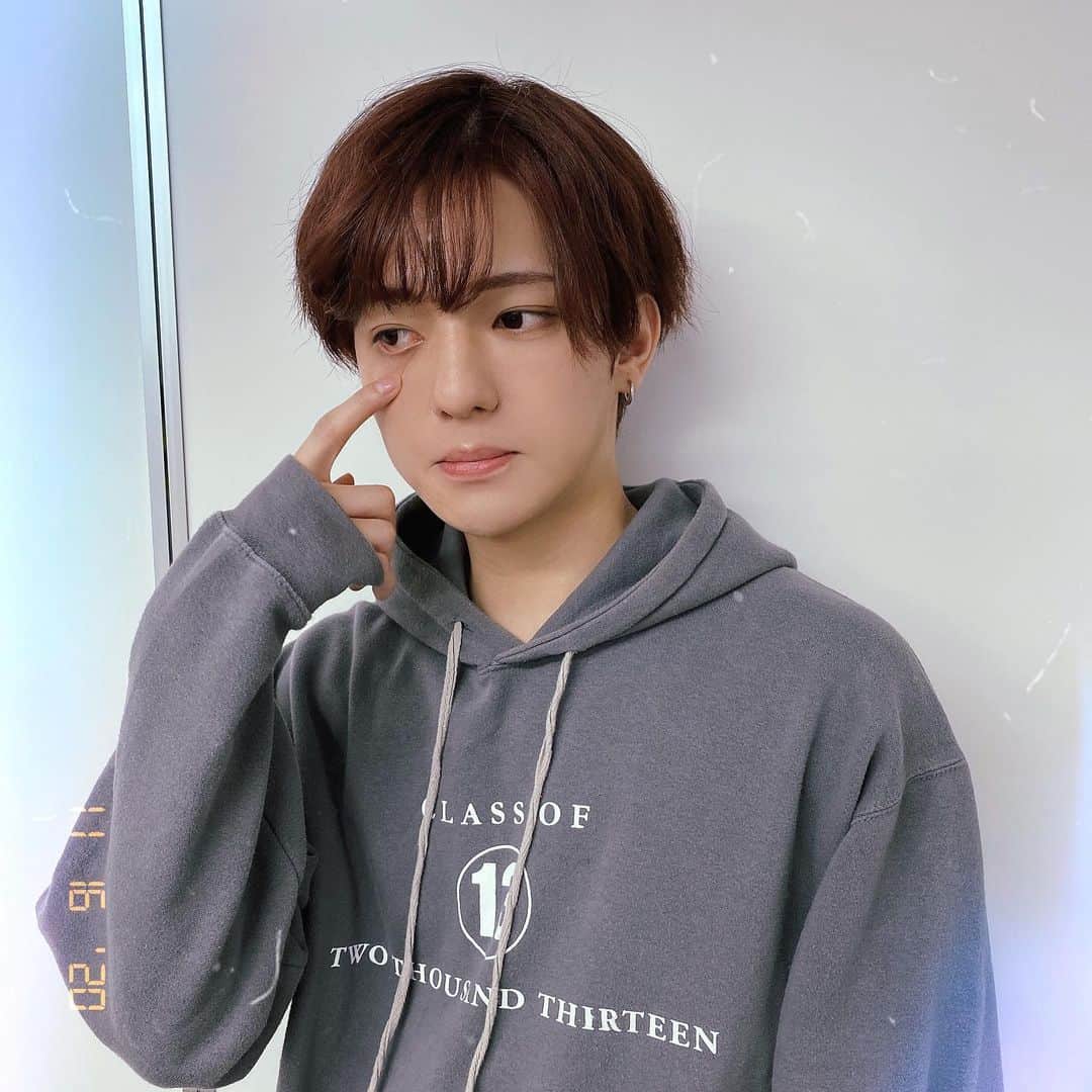 こんどうようぢのインスタグラム：「いつでーもすまいるしようねー とんでもないことがおきてもさぁ かわいくすまいるしててね😄  最近暑いのか寒いのかわからんから 服装に困りますなぁ〜〜  お家出る前に気温を確かめるという 簡単なこともできない俺なので いつもギャンブルです。ただのバカ。  とりあえずヒートテック！アウター！ になっちゃうから暑くてイライラする(笑)  皆の最近イライラしたことを ここに発散させてもいいよ。  俺はねー、普段人に対しては イライラしないし怒りもしないんだけど よく機嫌悪い？とか怒ってる？とか 聞かれるのがイライラします。え？」
