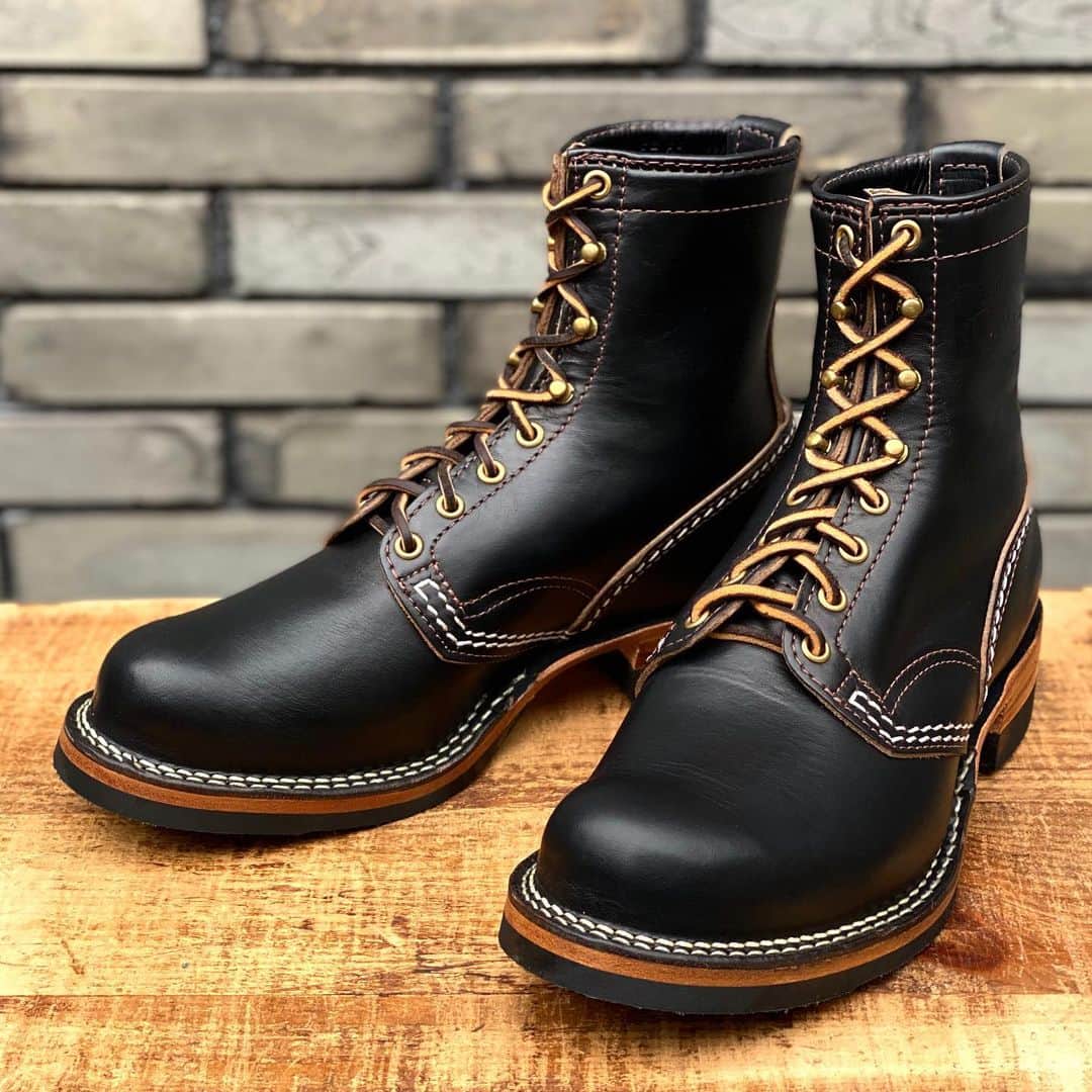 のインスタグラム：「"8Height Horsehide Jobmaster"入荷!!  WESCO社限定モデル"8Height Horsehide Jobmaster"のストックが入荷しました！ ブーツ本体のレザーに、普段オーダーすることのできない『ホースハイド』を用いた限定ならではの特別なジョブマスターです！ ブーツハイトは、高すぎず低すぎずの年間を通して履きやすい8ハイト。 バランスの良さからカスタムオーダーでも人気のブーツ高ですね！ 木型には、ツマ先に反り上がりのある「バブルトォ」を選択。 標準仕様の金具やステッチカラーと相まってクラシカルな佇まいに仕上がっています。 エッジカラー(ミッドソールとヒールリフトの着色)は「ワックス仕上げ」とすることで、これまた相性良くまとまっています！ また、今回の限定モデルの特徴でもあるヴィンテージパターンのソール。 現行のソールパターンでは見かけない、クラシカルなパターンが心くすぐります！ しっかりとWESCOロゴと100YEARSの刻印も入っています！ 8 1/2E, 9Eの1足ずつの入荷なので検討中の方はお急ぎください！  #limitedboots #horsehide #jobmaster #wesco #wescoboots #workboots #boots #horseleather #scapoose #oregon #usa #wescojapan #wescoosaka #wescoebisu #wescosetagaya #wescokanazawa」