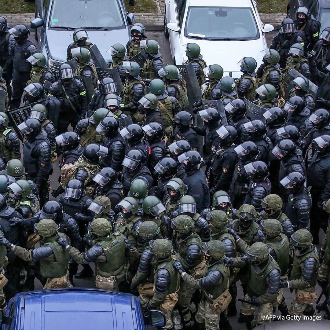 ABC Newsさんのインスタグラム写真 - (ABC NewsInstagram)「Law enforcement officers gather to disperse opposition supporters during a rally to protest against the Belarus presidential election results in Minsk, on November 15, 2020. #belarus #protests」11月16日 19時00分 - abcnews