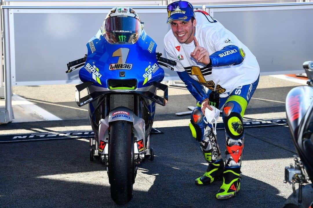 MotoGPさんのインスタグラム写真 - (MotoGPInstagram)「A World Championship in pictures 📸 #SwipeLeft ⬅️ to enjoy some of the best shots from @joanmir36official's 2020 season 🏁 #M1R #MotoGP #JM36」11月16日 19時00分 - motogp