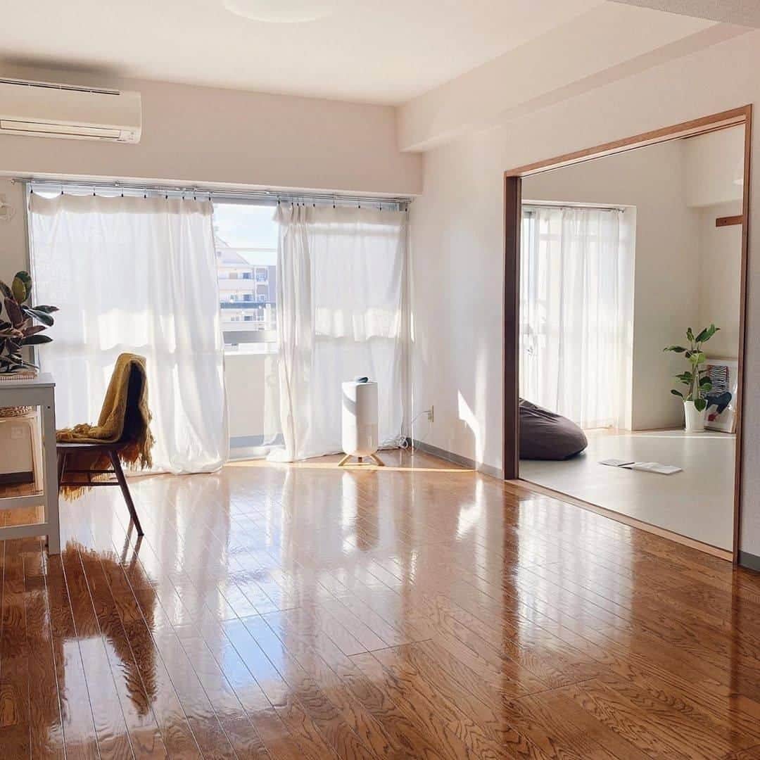 ingerliselilleさんのインスタグラム写真 - (ingerliselilleInstagram)「심플하지만 온기로 가득한🌞 : [ @one_finedayyy ]님의 미니멀 하우스 . " 주거 공간을 따뜻하고 밝고 내츄럴한 느낌으로 꾸미고 싶어서 대부분의 가구를 나무 소재와 하얀색으로 선택했습니다." . 온라인집들이 제보는 하우스앱 dm으로 보내주세요~💌 . #하우스앱 #하우스그램 #인테리어앱 #홈인테리어 #집스타그램 #홈스타그램 #방스타그램 #인테리어 #interior #homedeco #homeinterior #interior #インテリア #インスタ映え #홈스타일링 #온라인집들이 #랜선집들이 #house」11月16日 19時01分 - houseapp_official
