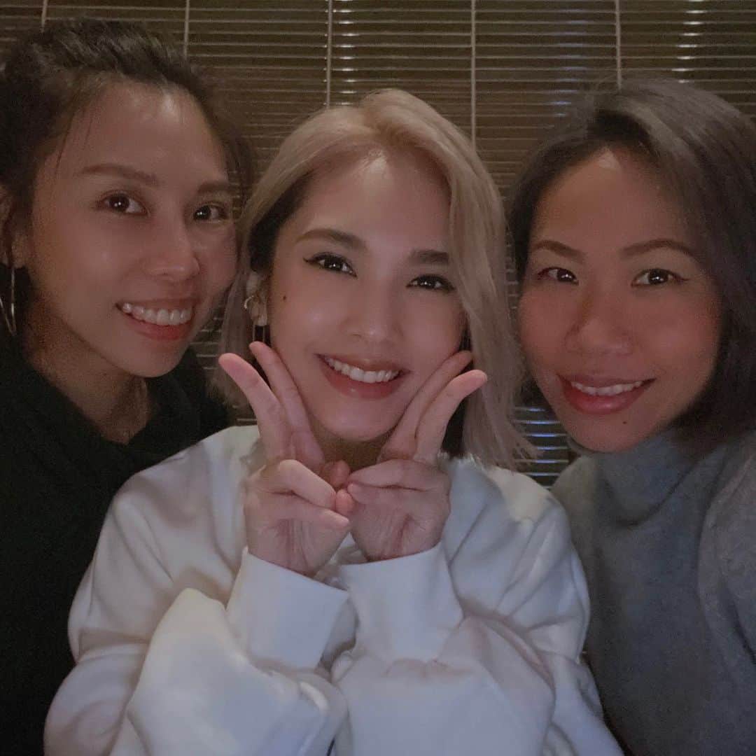 レイニー・ヤンのインスタグラム：「向大家隆重介紹這兩位女子，她們負責我演唱會的舞蹈編排，右邊是Denis，負責第一Part的街舞，左邊是瑋仔，負責第四Part的現代舞～（介紹完了，也沒多隆重啊😅） 我覺得我和她們的緣分很深。相信大家對瑋仔不會太陌生，她是我的國中同學，也是「新舞林大會」的兩支現代舞以及「青春住了誰巡演」黑色月亮和喜劇收場獨舞的編舞者😎今年初（沒記錯的話是1月2號）我聊到新巡演希望能夠回到初衷，圓一個唱跳歌手的夢時，她也在場。當時我想要在專輯和演唱會還沒正式開始進行前置作業前，先上上幾堂街舞課，把自己科班生的身體丟掉，徹底成為一位街舞舞者。於是她向我推薦了她的高中兼大學同學Denis。因為Denis以前也是科班生，但是她轉跳街舞後，很成功，完全沒有科班生的影子，而且在業界是有品質保證並非常有經驗的，最重要的是，瑋仔認為她會足夠瞭解我，並知道怎麼教，我會更明白如何把自己歸零、重組。於是行動派的我本人，在1月16號這天約了第一堂舞蹈課，沒想到一上就是20堂，其實還想要更多堂，礙於新專輯和巡演也要開始籌備於是停課了（圖三是我精選三個上課初期努力成為街舞人的珍貴影像）。Anyway，感謝瑋仔的牽線😘 謝謝Denis從「BAD LADY」開始，替我向編舞老師Kiel溝通我的需求、我的喜好，盡可能的讓名師為我客製化，然後她再透過Kiel的影片抄舞，釐清隊形和動作後，再來教我和舞者。這一切其實很不容易，而且精準度必須是100%！壓力未免也太大了🤦🏻‍♀️再來我請Denis替我編「女孩們」，不但要副歌讓粉絲們好學，同時兼顧我喜歡的帥氣風，她編得真的很好，粉絲喜歡、我也喜歡。還有「漂流浴室」的MV獨舞，風格是現代+ Lyrical dance。然後就是演唱會為了唱跳環節做的新編舞「新流感+空空」和改編舞「任意門」以及舞曲串燒們，這麼多東西都是由她一手包辦，其中「Love is Love」的舞，我想再讓Kiel編，於是她又替我做了一次繁瑣的溝通以及抄舞的動作。這一切的一切，其實非常複雜、非常辛苦，但是她給我的感覺都是一派輕鬆，並且準備齊全！我很高興她對於我給的任務，總是用非常開放的態度接納！我喜歡Denis雕舞雕得很細，我以前跳舞的習慣是動作又柔又小不夠俐落（看圖三就知道），現在能夠被大家誇獎，甚至被說跳舞好有力、好乾淨，功勞都是來自於她，她對我真的非常用心！而她挑選舞者非常有眼光，大家都有自己的特點和魅力，可是節奏又在同一個位置，所以我們的表演才會好看，辛苦妳了😚 而瑋仔，雖然她是我的同學，但我打從心底崇拜她。在學校時，我們是競爭對手又是好朋友，可是我一直都知道，她跳舞、編舞超厲害，我算哪根蔥，根本無法跟她媲美！不過，聰明如我，知道她能力很強，所以每次有現代舞的演出需要時，都會找她編。這次她要把大家認為既藝術又抽象的現代舞搬上流行音樂的舞台，雖然上次巡演有嘗試過，但是完全不一樣。我給的難題是，以我不舞動為原則，身旁要搭配10-20位舞者，做出各種畫面的呈現。而男舞者還是跳街舞的，可想而知這是多大的挑戰！其實我真的知道她可以，不然找她幹嘛🤣她也確實做出相當有層次、有深度的編排。無論「漂流浴室」、「刪拾」還是「黑色月亮」，三首曲風不同的歌，她都能吸引住觀眾的目光，同樣的，她挑選舞者的眼光也很好，女舞者們各個都是現代舞者中的佼佼者，瑋仔又是一位嚴師，演出怎麼可能不好看呢😆 謝謝兩位對我的付出和愛。 我演唱會的表現，就是回報妳們的方式，希望我有讓妳們感到驕傲！ Luv u guys so much❤️  P.S 在此還要提及兩位重要人物。 一位是我LIKE A STAR專輯和演唱會海報主視覺的創意兼企劃－啟民哥 @jimichoustudio 。舞曲串燒是他給我的想法，要不是他的建議，演唱會不會有這麼精彩的段落～ 第二位是Denis的助教巧棋 @chichilu_0826 。若不是她替舞者雕動作，雕到他們懷疑人生，我這個強迫症才會沒有發病。整齊劃一，真的超好看！謝謝兩位讓我的演唱會更加完整🤗  #likeastar世界巡迴演唱會 #LIKEASTAR」