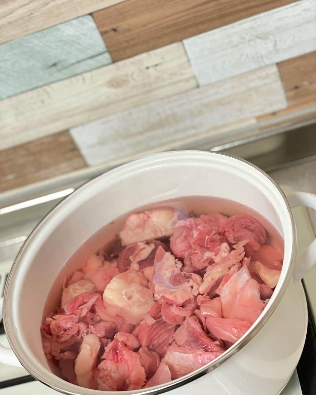 松本翔さんのインスタグラム写真 - (松本翔Instagram)「#松本食堂﻿ 最近ちらほらストーリージャックする幻の食堂 食事の締めでも食べたいそんな牛すじを目指して....﻿ ﻿ ———👱🏽🍴———﻿ ﻿ 【 牛すじ煮込み 】﻿ 牛すじ作りで、2回脂を取るけど、その脂に溶け出した肉の旨味とか美味しさはもちろんあるはず。ただ、それでも食べた時にモタっとしない煮込みを目指して。醤油は高知の醤油、砂糖は身体に少しでも良いように、家では甜菜糖を使ってます。冷やしても煮汁に白い脂がほとんど出ない煮凝り状態が理想です。一口食べたら醤油ベースの牛すじで、朝から食べれる牛すじ！すごく美味しいので自分でもこれだけは自信持って言えるおすすめです🙂﻿ ﻿ .﻿ .﻿ #牛すじ #牛すじ煮込み #煮込み #和食 #家庭料理 #惣菜#糖質制限 #ボディメイク #食トレ #ダイエット #高タンパク #食事管理 #身体管理 #お手軽レシピ #簡単レシピ #おうちごはん #男子ごはん #男飯﻿ .﻿ #アスリート飯 #アスリートフード #アスリートごはん #アスリートフードマイスター #サッカー選手のごはん﻿ .﻿ #高知 #高知グルメ #kochi .﻿ .」11月16日 19時05分 - matsumotosho444