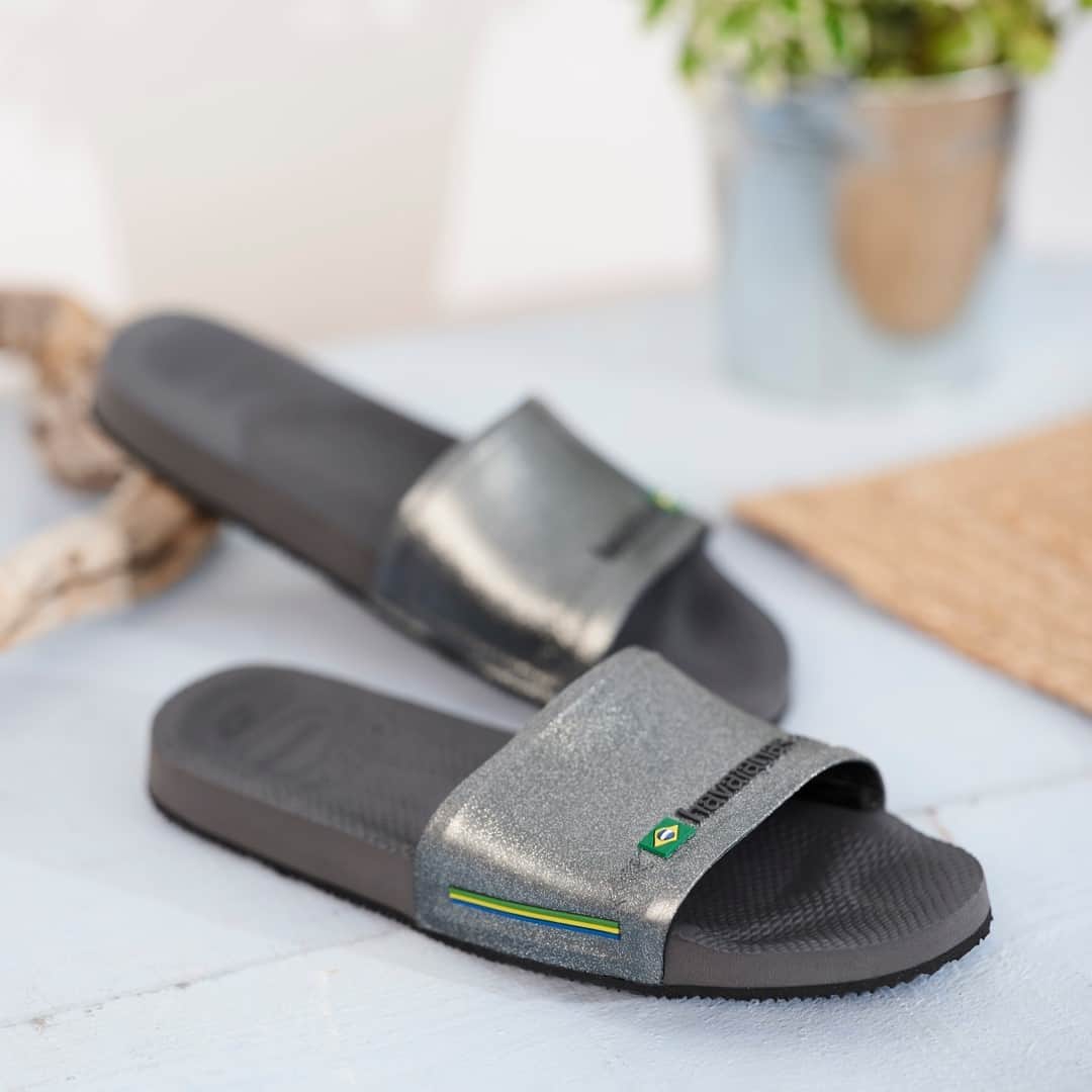 Havaianas Europeのインスタグラム：「📣 New Slides Color 📣⠀⠀⠀⠀⠀⠀⠀⠀⠀ The New Graphite ⠀⠀⠀⠀⠀⠀⠀⠀⠀ #Home #Comfy #Slides #New」