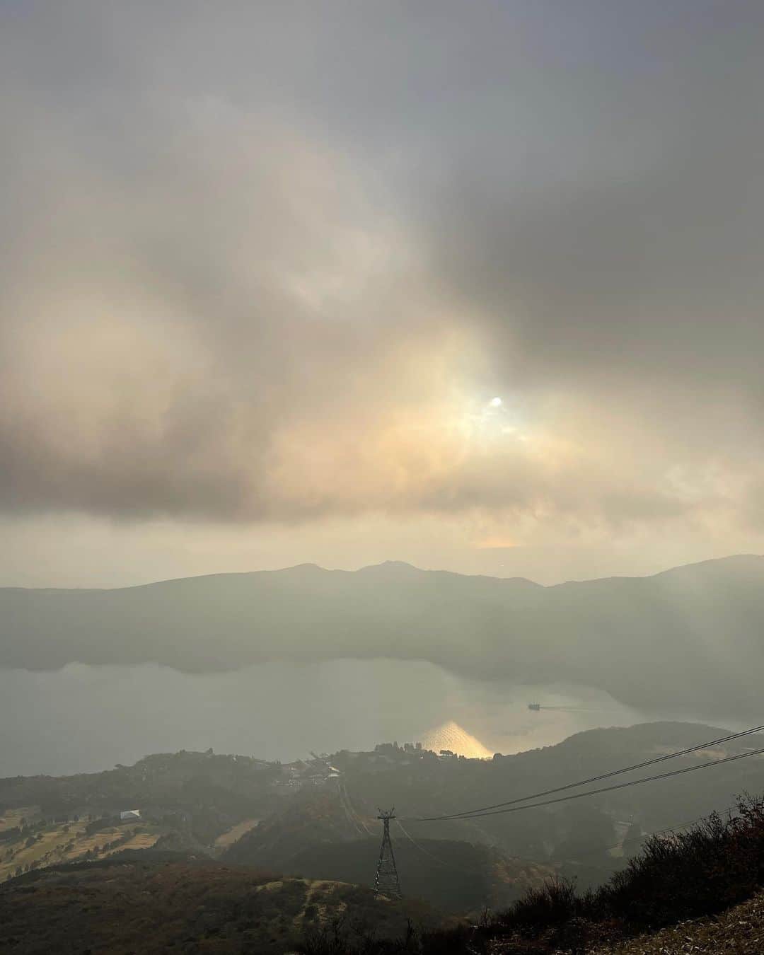 中岡由佳さんのインスタグラム写真 - (中岡由佳Instagram)「駒ヶ岳。標高1356mから芦ノ湖を望む。山頂の神社まで行って来ました⛩ #hakone #komagatake」11月16日 19時08分 - yuka_nakaoka