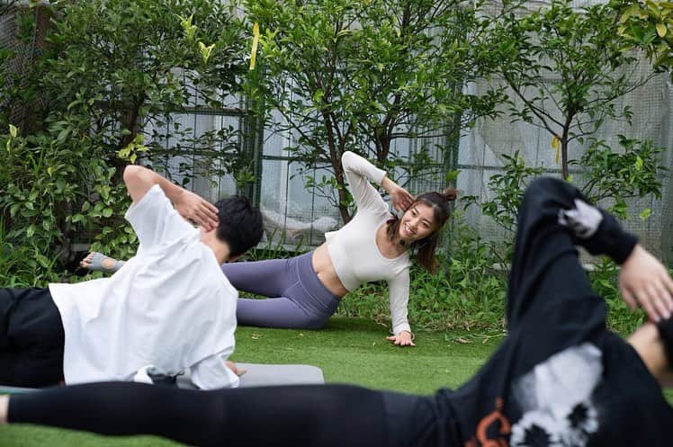 岩崎志保のインスタグラム：「𝙁𝙄𝙏𝙊𝙉𝙀 𝙁𝙀𝙎🌿 もともと自分自身がすごく音楽が好きでいろんなやライブハウスやフェス会場に足を運んでいたんだけど、気づいたら周りに音を奏でる人からそれを支える現場の人がたくさんいて、その人達と話をしていて思ったのが  『みんな若いのに自分の身体に無頓着すぎ！』  悪い姿勢で楽器を常に担いで ライブハウスに重たい機材を搬入して 何時間も同じ姿勢で車移動  そりゃ腰やら膝やら痛くなるよね。 何か私にできることがないかな、と思って考えたのがこのイベントです。  こういう類のイベントって基本土日の朝が多いでしょ？ でもそうすると音楽関係者はもちろん、美容師さんや服飾関係の方たちってみんなその時点で来れないの。自分たちも仕事があるから。  なので今回平日の少し遅めの時間帯に設定しました。  みんな身体が資本なんだから！ こういう人たちこそピラティスを通して 自分の身体を見つめ直すして欲しいなと思っています。  #身体が喜ぶカラダ作り #FITONEBODY #FITONEFES」