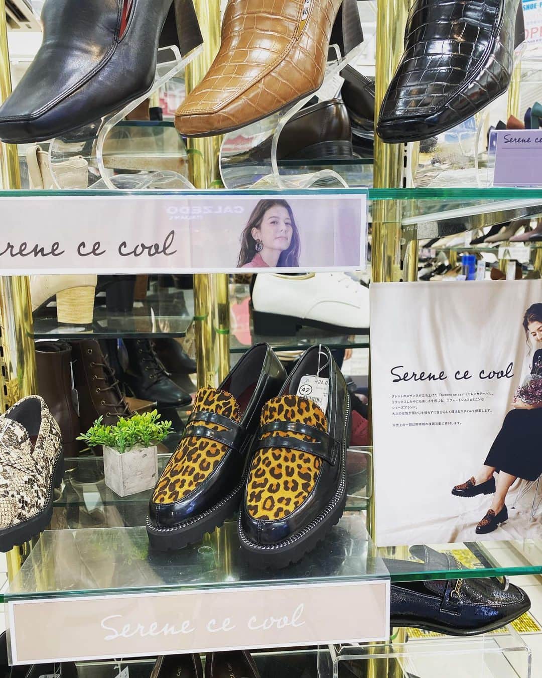 Gabrielaさんのインスタグラム写真 - (GabrielaInstagram)「週末は新宿で行われた「シュープラザXロコンド」イベントに参加して、スザンヌさんプロデュースのシューズブランド　serene ce coolのローファーやReZard スニーカーを買いました😌❤️ 早速履いてます☺️ 可愛らしいデザインでガーリースタイルからカジュアルスタイルまで使えて良き！❤️ 「シュープラザXロコンド」のコラボショップは新宿東口駅前店と上野店にオープンしたよ！ 本ブランドのリアル店舗は、初店舗だよ デザインが可愛くて、歩きやすいものばかりなので、 詳細は公式アカウントをチェックしてみてね❣️ @shoeplaza.chiyoda   . . Novo sapato❤️ Serene ce cool🥰 . . New shoes from Shoes Plaza X Locondo! . . #rezard #serencecool #ginde8734  #shoeplaza #シュープラザ #靴 #シューズ #shoes #PR」11月16日 19時11分 - rkgabriela