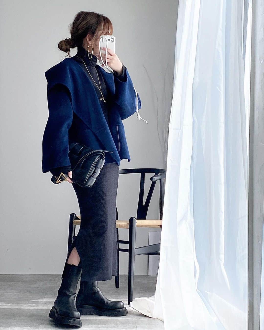 akiii031のインスタグラム：「ネイビーと黒。 しっくり💙🖤💙  車移動が多いからさらっと羽織れるアウターは重宝します👌  Shawl color coat【NAVY】 ↪︎11月17日 20:00 発売です🛒  coat @aulii_amomentofhappiness  bag/boots @newbottega  accessory @seadsmara」