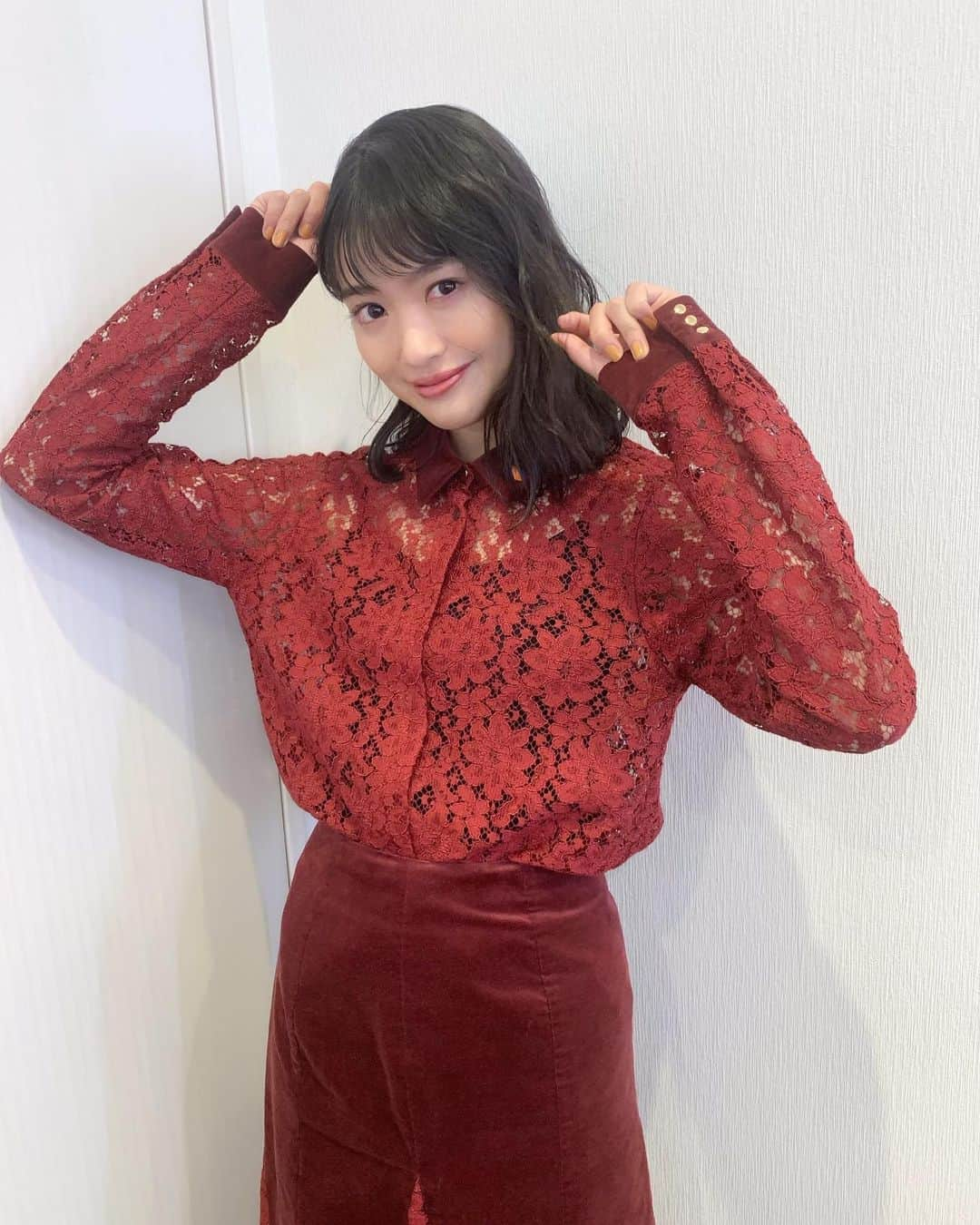 北原里英さんのインスタグラム写真 - (北原里英Instagram)「📺中居正広のニュースな会 のときの衣装👠  可愛すぎる。 このお色味。 . トップス　スカート　@resyuryu_official . ブーツ　 @malonesouliers @maisondixsept . アクセサリー　 @lamie_lamie . この冬もしっかり対策をして コロナに負けない日本にしましょうね✊🏻‼︎」11月16日 19時14分 - rie_kitahara_3