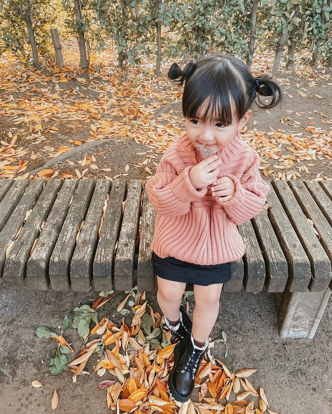 孫きょうのインスタグラム：「お外でおやつ🍠​ ​ この前ストーリーにも書いたけど、感動する焼き芋に出会ってしまって…！！​ もうハマりすぎて困るレベル😂🍠​ ​ こんなにとろとろしっとりな焼き芋があるなんて本気で驚いた。蜜もすごくて甘さが異常！笑​ ​ 滑らかさと甘さはもう立派なデザート🥧​ 1回裏ごしして、砂糖入れて、焼き芋の皮に詰め込みましたか？レベル。笑​ ​ 芋が苦手なくせにスイートポテトは大好きな旦那に食べさせたら、「これは芋じゃなくてスイートポテトだ」と謎の食レポしてたもん🙆🏽‍♂️​ ​ @kuradashi.kaitsuka.official の焼き芋です🍠​ ​ 最初食べた時衝撃すぎてストーリーに名前出さないで載せたのに「かいつかですか？」とか「かいつかもオススメですよ」とDM頂いたくらい、美味しい焼き芋といえばで有名なんだね😳​ ​ 今まで焼き芋の美味しさに目覚めたことないから何が有名か知らなかったけど、この焼き芋食べちゃったらもう我が家のお取り寄せリストに即追加。 ​ ​ 今回はかいつか様から「冷凍ギフトセットB」を頂いたんだけど、冷凍焼き芋、干し芋、焼き芋風味ロールケーキが詰め合わせになっていて3種類食べれるのは嬉しかったな🥰 ​ ​ 冷凍焼き芋は本当に甘くてペースト状なくらいしっとりしててスイーツ感覚だから、半解凍でアイス風とか冷たいままで食べるのも好き！！ ​ ​ ​ あっという間に食べちゃってPRの忖度なしで自分でガチ買いした✌🏽 ​ ​ @kuradashi.kaitsuka.official のアカウントに載ってるアレンジレシピもやりたい🤤アイスの絶対やばいぃ〜〜笑 ​ ​ ​ ギフトセット対象6商品が送料無料になるキャンペーンが11月12日(木)～12月20日(日)までやってるので是非！ ​ ​ あと私はこちらをお歳暮にも送りたいと思います👏🏻 ​ ​ 焼き芋をこんなに語るとは自分でもびっくりなくらい、、、いやでもほんとに食べてほしい🥺笑 ​ ​ #pr #かいつか #お歳暮 #ギフト #紅天使 #焼き芋 #さつまいも #さつまいもスイーツ ​」