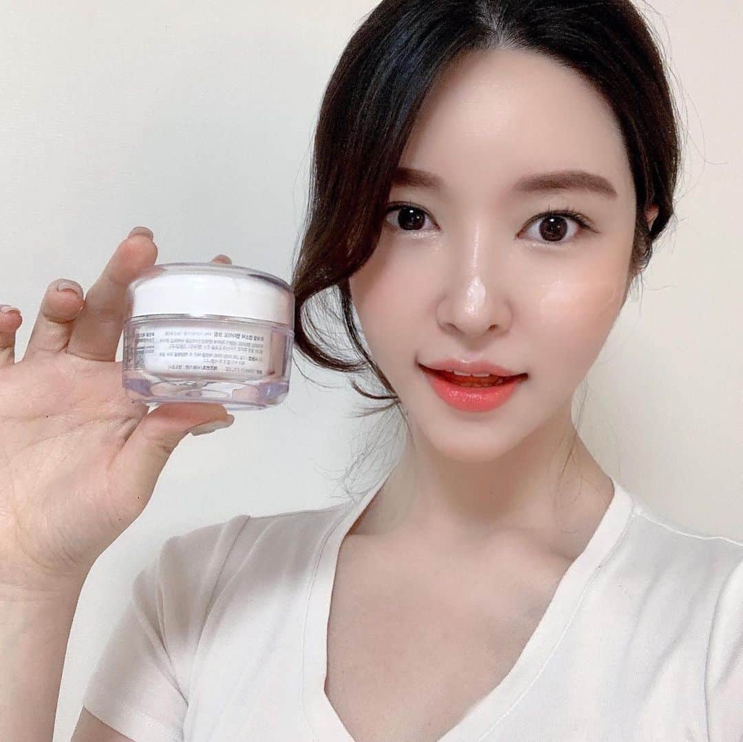 李到華さんのインスタグラム写真 - (李到華Instagram)「#르네셀앰버서더 #광고  르---하!! 르네셀 앰배서더 2기의 아침이 밝았습니다 짝짝짝!!  지난번 1기때 여러분들이 너무너무 호응을 잘~해주셔서 제가 르네셀 앰배서더 2기에도 뽑히게 되었어요 WwW 다들 너무 감사해요!!  최근 두달동안 아침 저녁 케어를 다 르네셀 제품으로 하고 있는데요 피부 좋아졌다 , 화장품 뭐 쓰냐 이런소리 저어엉말 많이 듣거든요!  아무래도 1기때 사용한 르네셀의 영양제품이 확실히 도움이 되었던 것 같아요!  이번 2기때는 영양과 더불어 탄력 라인을 보여드릴려고 하는데요 아무래도 겨울철이다 보니까 건조함에 고민이신 분들이 많을꺼 같아요.  이번에 제가 소개해드릴 르네셀 수분&탄력 라인은  가벼운 물같은 재질의 멀티 펩타이드 토너와  수분 가득한 앱소버 히알루로닉 세럼 영양라인에서도 볼수 있었던 앱소버 펩타이트 크림   이 3가지로 이루어져 있는데요.  앞으로 한 가지 제품씩 차근 차근 소개하면서  제가 얼마나 피부가 좋아지게 됐는지 알려드릴게요~~! 다들 즐거운 저녁되시고 자기전에 수분 충전하는것 잊지마세요!! . . .  #renecell #르네셀 #피부관리 #인생템 #나만의비법 #수분충전 #수분꿀템」11月16日 19時17分 - ah____rim
