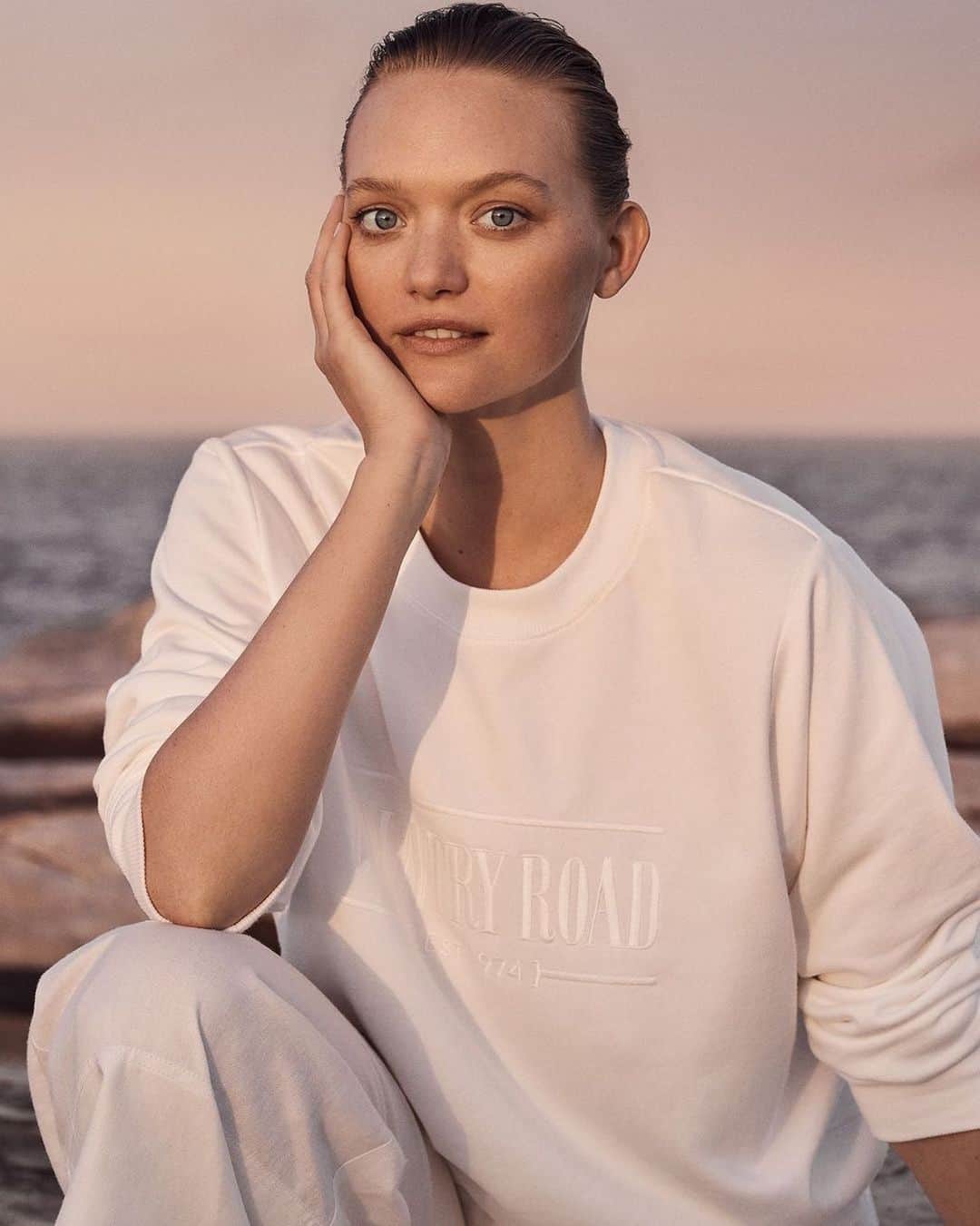 のインスタグラム：「Golden hour for @countryroad with @nicolebentleyphoto @kelliestrattonmakeup @__rupert___  @parisojay @_roryrice_ @skye_campbell_productions」