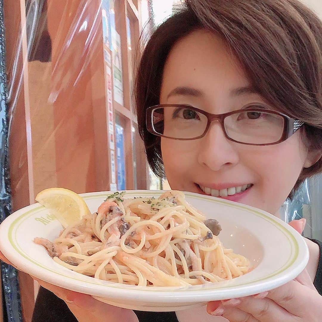 水田竜子さんのインスタグラム写真 - (水田竜子Instagram)「久しぶりに食べた懐かしい味。 「あるでん亭」のスパゲッティ🍝 ・ デビュー当時に連れて行って貰ってから、26年経ったのかぁ…。 ・ ・ ・ #水田竜子 #Japan #singer #演歌 #あるでん亭 #あるでん亭銀座ファイブ店  #明太子スパゲッティ #トッピングはしめじ」11月16日 19時19分 - mizuta.ryuko