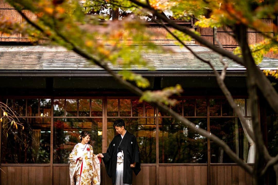 八芳園さんのインスタグラム写真 - (八芳園Instagram)「秋は一層と深まり、 冬が近づくのを感じる昨今。 . お二人の幸せな一日を、 ご家族や皆さまの素敵なひとときを、 安心してお過ごしいただくために。 . 私たち八芳園グループは、 新型コロナウイルス感染拡大防止、 及びお客様並びに従業員の健康と安全確保の徹底のもと、 企業活動を再開しております。 . 創業から培ってきた精神のもと、 新型コロナウィルスの感染拡大防止に努め、 お客様、従業員及びパートナー企業、 そしてすべてのご家族の皆様に、 安心してお過ごしいただけるためのサポート体制の構築、 リスクを抑制するための衛生強化、 徹底的な施設の清掃、 薬剤による消毒及び拭き上げ作業の 徹底と管理をおこなっております。  . また、 . ・本館入口での非対面型での検温「KAOIRO」の導入 ・本館入口、会場入口での手指の消毒の設置 ・婚礼・宴席でのマスクケースのご用意 ・会場の定期的な換気 ・飛沫感染防止シートの設置 ・エレベーターの人数制限 . など、施設内の接触感染防止・飛沫感染防止を強化し、 皆様をお迎えいたします。 . このような状況にあっても、 皆さまの変わらぬご愛顧に深く感謝し、 皆さまのご健康を心よりお祈り申し上げます。 . 感染症拡大防止対策の詳細につきましては、 下記サイトをご覧ください。 . ■感染症拡大防止対策 https://www.happo-en.com/kansensho_taisaku/ . @happoen_wedding  . . . #はち花 . #八芳園 #八芳園ウェディング #八芳園花嫁 #大人花嫁 #コロナ結婚式対策 #コロナ対策 #卒花 #日本庭園 #紅葉 #happoen  #weddingphotography  #japanesewedding  #感染症対策 #結婚式 #式場探し #コロナに負けるな  #披露宴 #ウェディング #結婚式延期  #結婚式準備 #結婚式場 #結婚式場探し #プレ花嫁 #プレ花嫁さんと繋がりたい #2021春婚 #関東花嫁 #東京花嫁 #全国のプレ花嫁さんと繋がりたい  #和装結婚式」11月16日 19時21分 - happoen