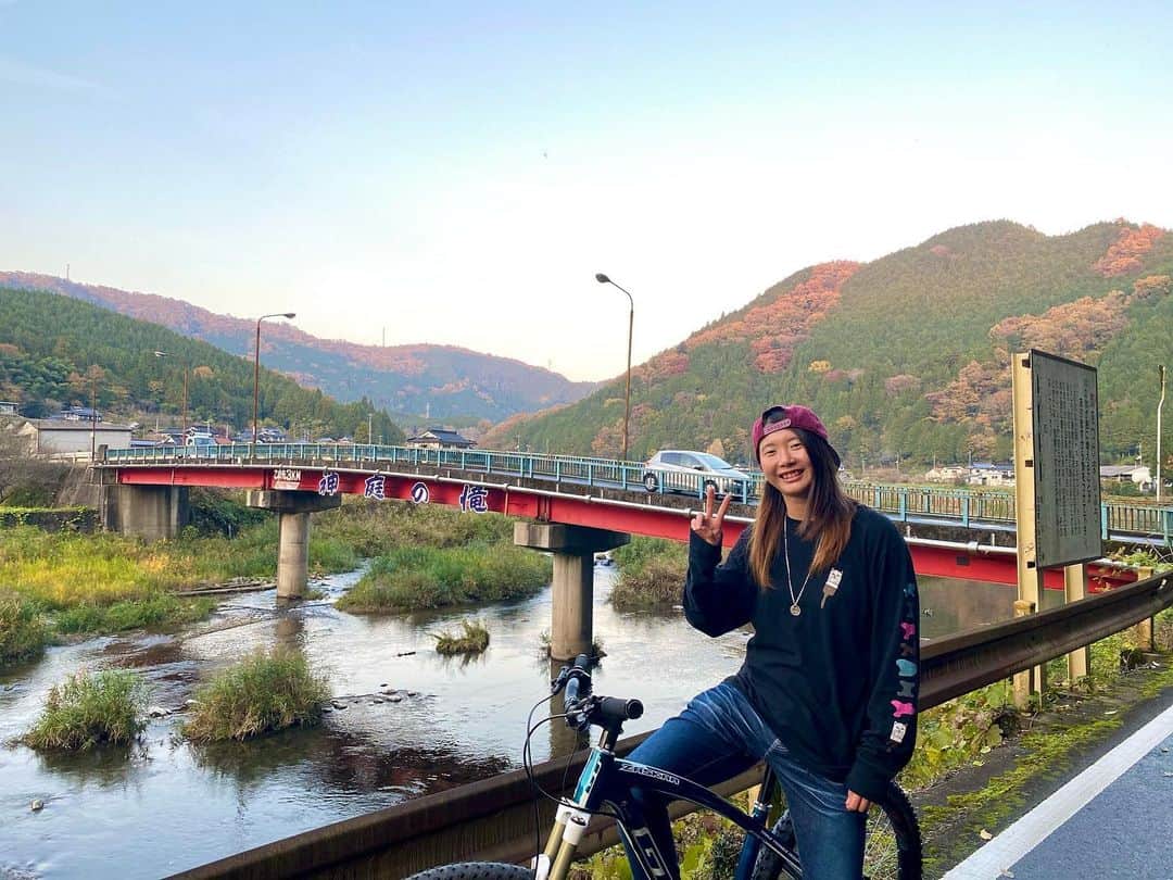 大池水杜のインスタグラム：「今日はみんなと県北で🚲💨 やっぱ自走は気持ちいいし、川とか景色が綺麗だった👍🏻 大会に向けていっぱい漕げた😁 仲間とチャリ移動って子供の頃思い出すなぁ🤣 @visavis_jp #タウン情報おかやま #ライト電業 #bigjohn #bluesakura #slopeshot #bmx #bmxgirl #bmxfreestyle #bmxwomen #サイクリング #岡山県北」