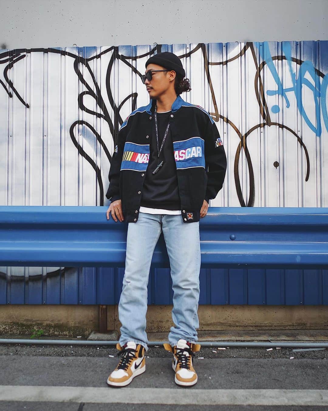 のインスタグラム：「大阪行ったら古着屋さん巡り🎁 新品もいいけど、古着の、着れる限界まで着るスタイルって好きだな。 今みんなが持ってる服もなるべく捨てないで循環して欲しいなと思うよ！ 捨てたらただのゴミになってしまうけど、まだ着れるものなら世の中に循環させよう。 そんで最終的に色んな国を回って回って日本に帰ってくるかもしんないじゃん？ そんで10年後とかに古着屋で、あれ？これ昔俺が売った服じゃね？てなったら泣けるじゃん？泣けない？え？俺だけ？ ㅤㅤㅤㅤㅤㅤㅤㅤㅤㅤㅤㅤㅤ  🎩 asos 🕶 @flex_japan 👕 古着 👖 Levis 古着 👟 NIKE air jordan1 ーーーーーーーーーーーーーーーーーーーー #ストリート #ストリートファッション #ストリートスタイル#ストリート系ファッション#ストリートコーデ#kickstagram  #ストリート系  #スニーカーコーデ #メンズファッション#メンズコーデ#メンズスタイル #ファッションコーデ #コーディネート  #パパコーデ #ストリートコーデ  #ジャパスニ #靴好き #スニーカーヘッズ  #スニーカー好きな人と繋がりたい #レーシングジャケット #スニーカーヘッズ  #snkrskickcheck #トレンドコーデ #古着コーデ#エアジョーダン1 #ナイキコーデ#スニーカーコーデ#airjordan1」
