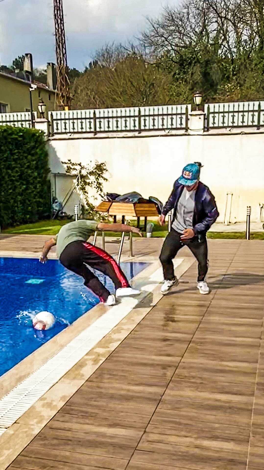 ショーン・ガルニエのインスタグラム：「May god forgive me for this one 🙌😅😂 #seangarnier #panna #nutmegs #fail #pool #skills #urbanball #ohno #urbanballer」