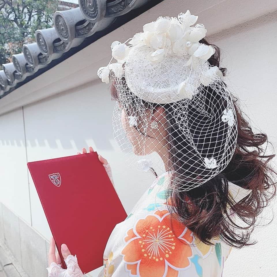 石川花音さんのインスタグラム写真 - (石川花音Instagram)「・﻿ さわだ屋さん　@asakusa_sawadaya ﻿ でレンタルしました👘﻿ ﻿ 事前にどれにしようか決めに行ったのですが、SKEカラーのオレンジと、自分のサイリウムカラー(ピンク・黄色・紫)が入っている袴だったので、これにしました💕﻿ ﻿ あと、白コーデが流行りで、袴も上も下も白ベースが人気だったけど、どうしても流行りに乗りたかった😂﻿ ﻿ 髪飾りは大きいリボンも迷ったけど、レースが可愛くて映えると思い、これにしました！👒﻿ ﻿ 当日はヘアアレンジや着付けもやってもらえるので、楽ちんでした♪﻿ ﻿ 靴は私物で、前オンライントーク会の投稿でも載せた#vivian_collection_official  のブーツです👢﻿ ﻿ ﻿ ﻿ ﻿ コロナの影響で楽しみにしていた、一生に一度の大学の卒業式と卒業パーティーがなくなってしまい、結構落ち込みましたが、袴はかなり前からレンタル予約していたし、会えずにバイバイするのもあれなので、いつも一緒にいた友達数人とだけで会いました👭﻿ 本当なら会えなかった大学のみんなとも会いたかったけど、最後の講義で、「じゃあ、卒業式でね〜！またね！」という会話で終わってしまった😢﻿ あれから会えてない子がほとんどだけど、みんなそれぞれの場所できっと頑張って働いていて、離れていても私も頑張らなきゃな！って気持ちになります💪﻿ 本当に良いお友達に巡り合えて幸せだった！﻿ お仕事でどんなに辛いことがあっても、大学に行くとみんな明るくてポジティブで、なんで私あんなに悩んでいたんだろう？って思えるくらい笑ってて、卒論も大変だったし、寝る時間も毎日なかったけど、幸せでした🥺﻿ ﻿ #さわだ屋 #さわだ屋袴 #袴ヘアアレンジ #袴レンタル #大学卒業式袴 #大学子卒業式　#浅草寺」11月16日 19時26分 - kyanonty1219