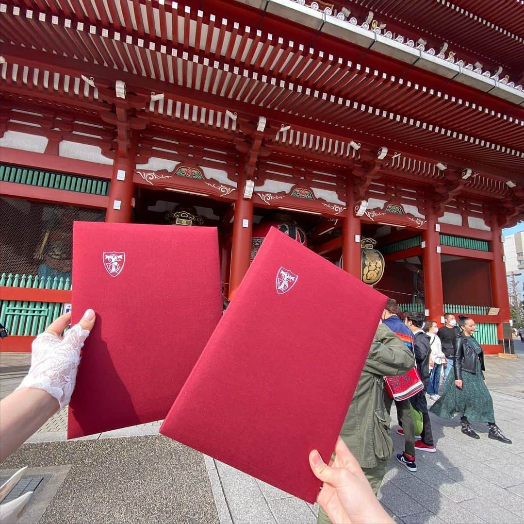 石川花音さんのインスタグラム写真 - (石川花音Instagram)「・﻿ さわだ屋さん　@asakusa_sawadaya ﻿ でレンタルしました👘﻿ ﻿ 事前にどれにしようか決めに行ったのですが、SKEカラーのオレンジと、自分のサイリウムカラー(ピンク・黄色・紫)が入っている袴だったので、これにしました💕﻿ ﻿ あと、白コーデが流行りで、袴も上も下も白ベースが人気だったけど、どうしても流行りに乗りたかった😂﻿ ﻿ 髪飾りは大きいリボンも迷ったけど、レースが可愛くて映えると思い、これにしました！👒﻿ ﻿ 当日はヘアアレンジや着付けもやってもらえるので、楽ちんでした♪﻿ ﻿ 靴は私物で、前オンライントーク会の投稿でも載せた#vivian_collection_official  のブーツです👢﻿ ﻿ ﻿ ﻿ ﻿ コロナの影響で楽しみにしていた、一生に一度の大学の卒業式と卒業パーティーがなくなってしまい、結構落ち込みましたが、袴はかなり前からレンタル予約していたし、会えずにバイバイするのもあれなので、いつも一緒にいた友達数人とだけで会いました👭﻿ 本当なら会えなかった大学のみんなとも会いたかったけど、最後の講義で、「じゃあ、卒業式でね〜！またね！」という会話で終わってしまった😢﻿ あれから会えてない子がほとんどだけど、みんなそれぞれの場所できっと頑張って働いていて、離れていても私も頑張らなきゃな！って気持ちになります💪﻿ 本当に良いお友達に巡り合えて幸せだった！﻿ お仕事でどんなに辛いことがあっても、大学に行くとみんな明るくてポジティブで、なんで私あんなに悩んでいたんだろう？って思えるくらい笑ってて、卒論も大変だったし、寝る時間も毎日なかったけど、幸せでした🥺﻿ ﻿ #さわだ屋 #さわだ屋袴 #袴ヘアアレンジ #袴レンタル #大学卒業式袴 #大学子卒業式　#浅草寺」11月16日 19時26分 - kyanonty1219