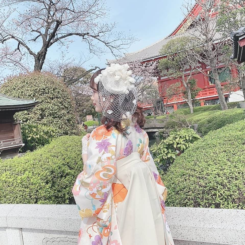 石川花音さんのインスタグラム写真 - (石川花音Instagram)「・﻿ さわだ屋さん　@asakusa_sawadaya ﻿ でレンタルしました👘﻿ ﻿ 事前にどれにしようか決めに行ったのですが、SKEカラーのオレンジと、自分のサイリウムカラー(ピンク・黄色・紫)が入っている袴だったので、これにしました💕﻿ ﻿ あと、白コーデが流行りで、袴も上も下も白ベースが人気だったけど、どうしても流行りに乗りたかった😂﻿ ﻿ 髪飾りは大きいリボンも迷ったけど、レースが可愛くて映えると思い、これにしました！👒﻿ ﻿ 当日はヘアアレンジや着付けもやってもらえるので、楽ちんでした♪﻿ ﻿ 靴は私物で、前オンライントーク会の投稿でも載せた#vivian_collection_official  のブーツです👢﻿ ﻿ ﻿ ﻿ ﻿ コロナの影響で楽しみにしていた、一生に一度の大学の卒業式と卒業パーティーがなくなってしまい、結構落ち込みましたが、袴はかなり前からレンタル予約していたし、会えずにバイバイするのもあれなので、いつも一緒にいた友達数人とだけで会いました👭﻿ 本当なら会えなかった大学のみんなとも会いたかったけど、最後の講義で、「じゃあ、卒業式でね〜！またね！」という会話で終わってしまった😢﻿ あれから会えてない子がほとんどだけど、みんなそれぞれの場所できっと頑張って働いていて、離れていても私も頑張らなきゃな！って気持ちになります💪﻿ 本当に良いお友達に巡り合えて幸せだった！﻿ お仕事でどんなに辛いことがあっても、大学に行くとみんな明るくてポジティブで、なんで私あんなに悩んでいたんだろう？って思えるくらい笑ってて、卒論も大変だったし、寝る時間も毎日なかったけど、幸せでした🥺﻿ ﻿ #さわだ屋 #さわだ屋袴 #袴ヘアアレンジ #袴レンタル #大学卒業式袴 #大学子卒業式　#浅草寺」11月16日 19時26分 - kyanonty1219