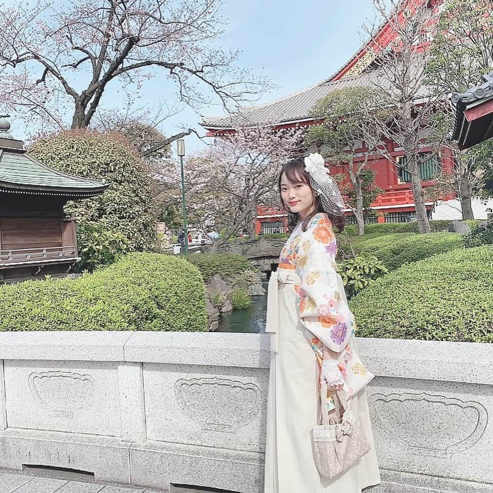 石川花音さんのインスタグラム写真 - (石川花音Instagram)「・﻿ さわだ屋さん　@asakusa_sawadaya ﻿ でレンタルしました👘﻿ ﻿ 事前にどれにしようか決めに行ったのですが、SKEカラーのオレンジと、自分のサイリウムカラー(ピンク・黄色・紫)が入っている袴だったので、これにしました💕﻿ ﻿ あと、白コーデが流行りで、袴も上も下も白ベースが人気だったけど、どうしても流行りに乗りたかった😂﻿ ﻿ 髪飾りは大きいリボンも迷ったけど、レースが可愛くて映えると思い、これにしました！👒﻿ ﻿ 当日はヘアアレンジや着付けもやってもらえるので、楽ちんでした♪﻿ ﻿ 靴は私物で、前オンライントーク会の投稿でも載せた#vivian_collection_official  のブーツです👢﻿ ﻿ ﻿ ﻿ ﻿ コロナの影響で楽しみにしていた、一生に一度の大学の卒業式と卒業パーティーがなくなってしまい、結構落ち込みましたが、袴はかなり前からレンタル予約していたし、会えずにバイバイするのもあれなので、いつも一緒にいた友達数人とだけで会いました👭﻿ 本当なら会えなかった大学のみんなとも会いたかったけど、最後の講義で、「じゃあ、卒業式でね〜！またね！」という会話で終わってしまった😢﻿ あれから会えてない子がほとんどだけど、みんなそれぞれの場所できっと頑張って働いていて、離れていても私も頑張らなきゃな！って気持ちになります💪﻿ 本当に良いお友達に巡り合えて幸せだった！﻿ お仕事でどんなに辛いことがあっても、大学に行くとみんな明るくてポジティブで、なんで私あんなに悩んでいたんだろう？って思えるくらい笑ってて、卒論も大変だったし、寝る時間も毎日なかったけど、幸せでした🥺﻿ ﻿ #さわだ屋 #さわだ屋袴 #袴ヘアアレンジ #袴レンタル #大学卒業式袴 #大学子卒業式　#浅草寺」11月16日 19時26分 - kyanonty1219