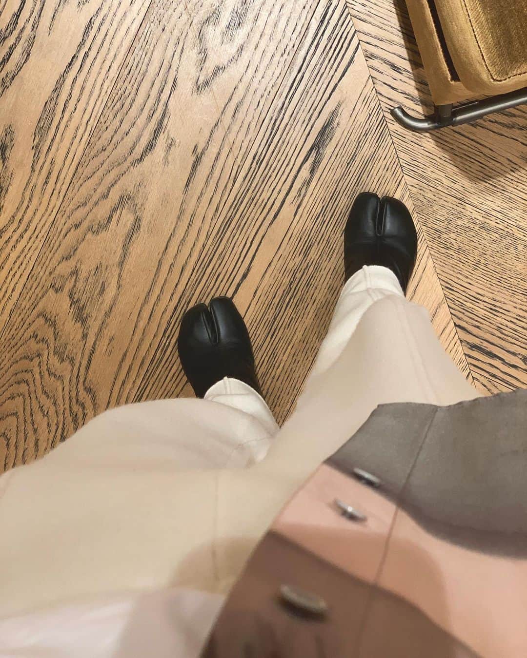 二ノ宮和佳子のインスタグラム：「Knit Pants @aewen_matoph   布帛パンツの様に履けるニットパンツが欲しくて作りました 軽さが残る様に程よく圧縮し、キレイなテーパードシルエットに仕上げてます センターにタックをとっているので、カジュアルにならずキチンと感もありながら、 ウエストはゴムで、スニーカーと合わせるとリラックス感も出て今の気分にピッタリ 今日はシルクシャツと合わせましたが、カットソーやニットとも着たいな♪ 早くコレ履いて旅行や出張に行きたいー✈️  #aewenmatoph #イウエンマトフ #knitpants #ニットパンツ」