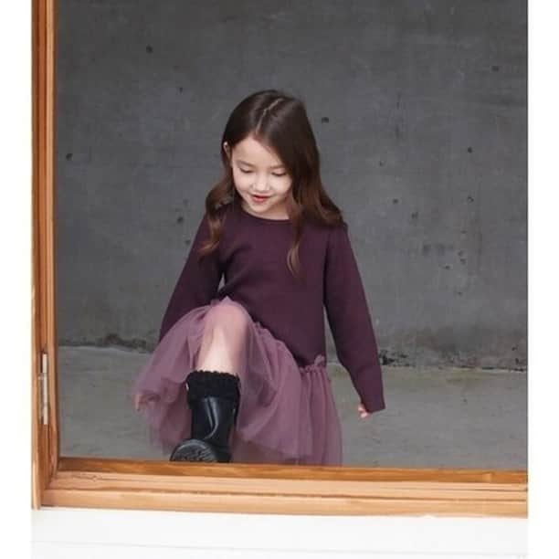 smarbyさんのインスタグラム写真 - (smarbyInstagram)「去年の冬とは違う冬。 とは言っても、おしゃれする気持ちは忘れずに♡  イベントも多い年末年始に向けて こんなチュールドレスはいかが♡  画像のようにカジュアルな重めブーツを合わせても、とってもおしゃれです♡  【Rora】 ジグザグ チュール ワンピース (2color) ￥5,940税込  #こどもふく #子供服 #子供服通販 #子供服通販サイト  #通販 #通販サイト #子供服コーデ #キッズコーデ #キッズ #キッズコーデ女の子  #おしゃれ #おしゃれさんと繋がりたい  #ワンピース #ワンピースコーデ  #お出かけ #お出かけコーデ  #フォーマル #フォーマルワンピース  #女の子 #女の子ママ #女の子ママと繋がりたい  #ファッション  #子供服rora  #おしゃれ子供服 #ママ #ママさんと繋がりたい  #おしゃれママ #おしゃれ女子 #おしゃれコーデ  #おしゃれキッズ」11月16日 19時30分 - smarby_official