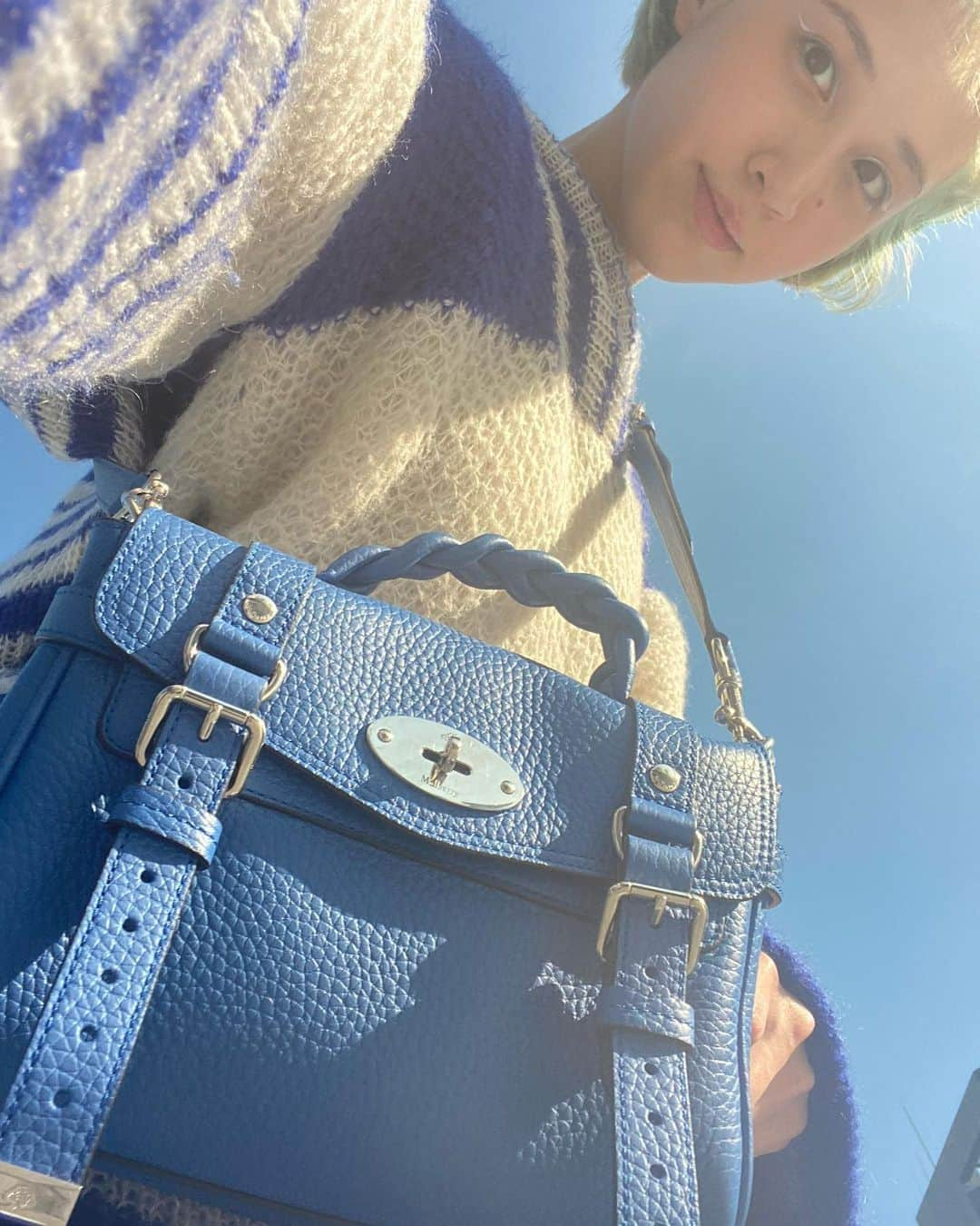 水原佑果さんのインスタグラム写真 - (水原佑果Instagram)「Cutie Mini Blue Bag 👜🌈 by @mulberryengland ⛅️ マルベリーから新たな Alexa が復刻されたみたい🌏♻️ 食糧生産の過程から生まれた 副産物のヘビーグレインレザーや、 ケアバッグには100%サステナコットンを使用 されていて地球環境への配慮が織り込まれた バックだよ(๑˃̵ᴗ˂̵) ❤＊︎ #mulberrygreen #mulberryalexa ＊💚＊」11月16日 19時30分 - ashley_yuka