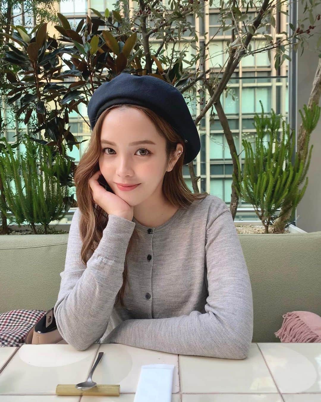 Lilmeのインスタグラム：「可愛いイヤーカフを見せたかったのに私の耳が外向きだから写真撮るの難しいとわかった日🐘笑 もっとアクセサリー集めたい🦋♡ 💎@ruien__official   #イヤーカフ#アクセサリー#シルバーアクセサリー#プリン  ﻿ ﻿」