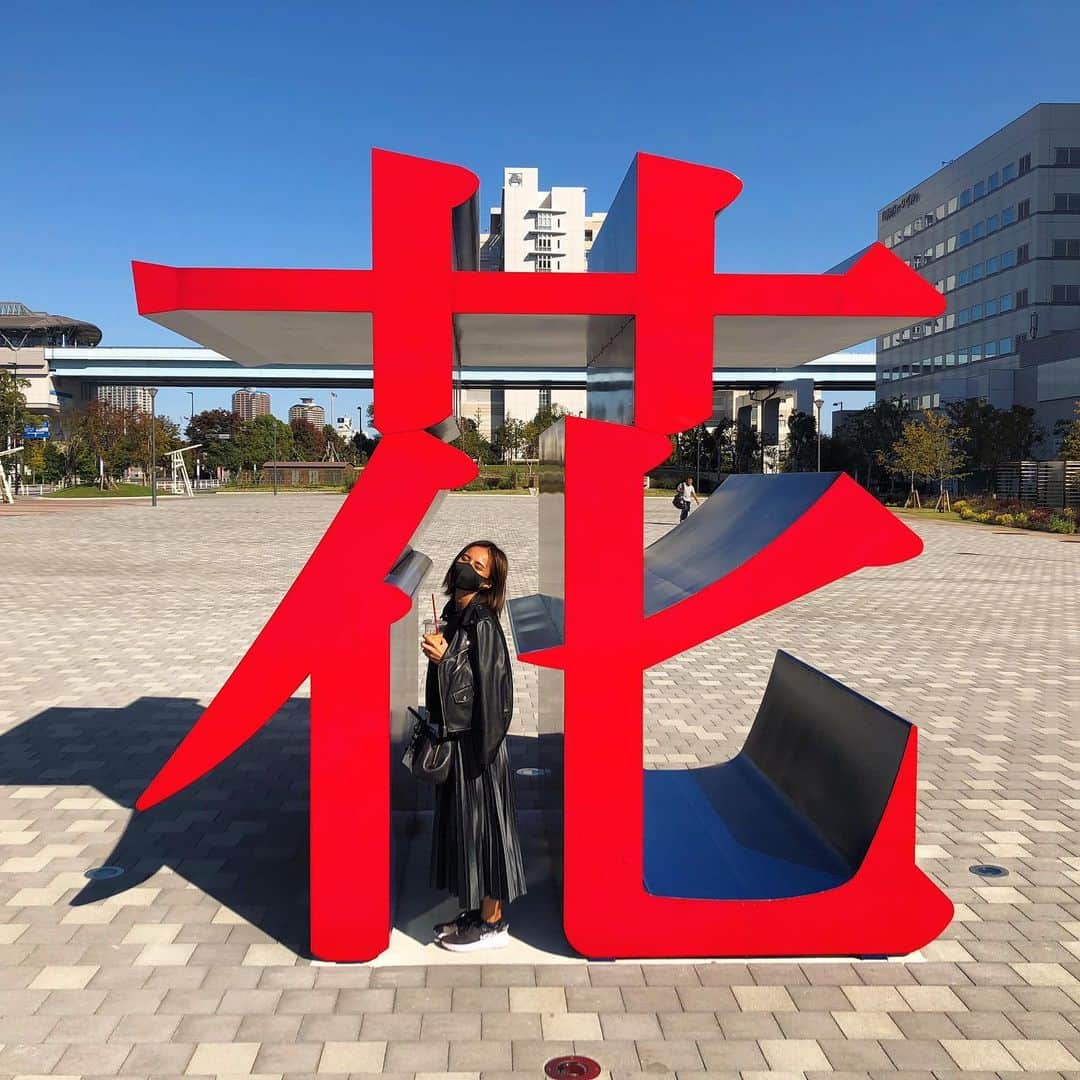 佐野千晃のインスタグラム：「いつかのオブジェ笑﻿ ﻿ 走るお仕事の時に見つけたからサクッと撮ったけど空も綺麗だし赤が映えてるしなので載せてみた🤤﻿ ﻿ LOVEってのもあるよね？どこだっけ？🤔﻿ ﻿ あ、YouTube更新されてるから是非見てね🤤﻿ ﻿ #natural #healthy #good #gilrs #gilr #cool #cute #ooted #selfie #self #face #スポーツ女子 #スポーツ #ハワイ #笑顔 #ひまわり#YouTube」
