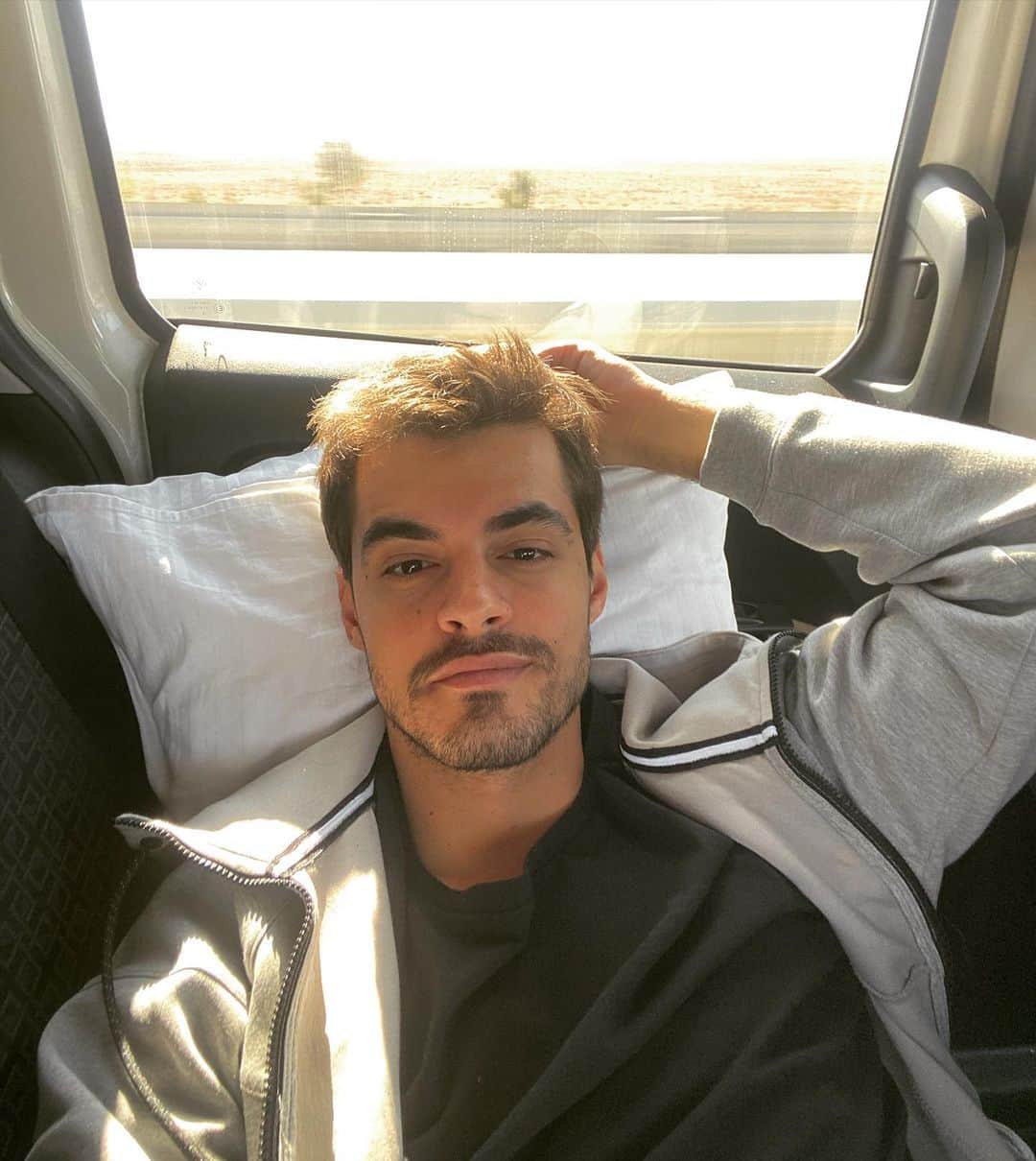 Berk Atanのインスタグラム：「Bizde böyle 😴」