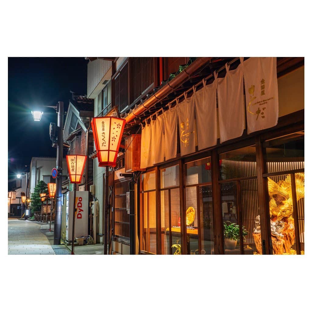 Skyticket.jpさんのインスタグラム写真 - (Skyticket.jpInstagram)「#ひがし茶屋街 は、#金沢 にある3つの茶屋街の1つにして最も有名であるスポットとなっており、「重要伝統的建造物群保存地区」に指定され、多くの観光客が訪れる人気スポット。  夜には、柔らかい明かりが灯り、何とも言い難い伝統的な夜景を楽しむことができる#夜景スポット になります。また、雨が降ると石畳が濡れてより風情を出すので、雨の日にもおすすめです。  . +++++++ +++++++ +++++++ ひがし茶屋街 住所：石川県金沢市東山1丁目 アクセス : 城下まち金沢周遊バス・北陸鉄道路線バス・西日本JRバス「橋場町」バス停から徒歩約5分 金沢ふらっとバス材木ルート「浅野川大橋」バス停から徒歩約5分 駐車場 : あり +++++++ +++++++ +++++++  ・  ・  ▼旅先の絶景やおすすめ写真を大募集📷  #skyticketrip を付けた投稿はストーリーズでご紹介させてください🌈   #石川　#石川旅行　#金沢旅行　#kanazawa #ishikawa#旅行 #石川観光　#金沢観光　#兼六園 #japan #スカイチケット #skytcket #旅好きな人とつながりたい #秋旅 #旅行好き女子#夜景」11月16日 19時37分 - skyticket.jp