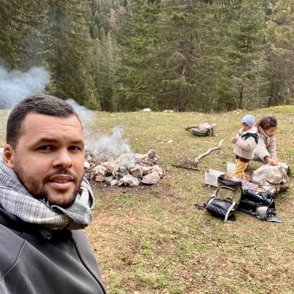 ジョー＝ウィルフリード・ツォンガのインスタグラム：「Les choses simples sont parfois les meilleures 🧑🏽‍🌾😘 #familytime #chamallow #naturelovers」