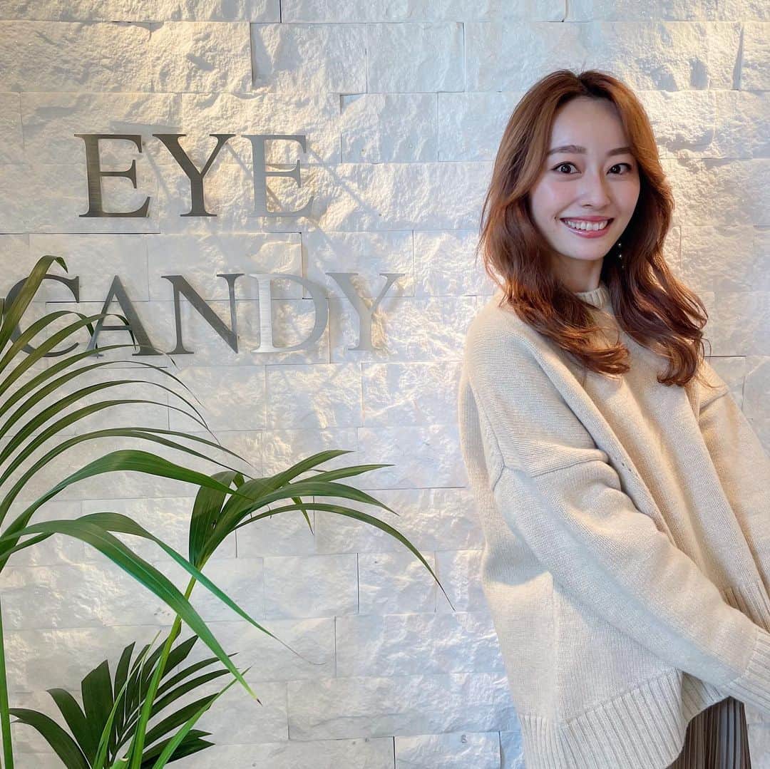 小祝麻里亜のインスタグラム：「人生初のハイフをやってもらいに表参道のEYE CANDYに行ってきました💗 ここのハイフはクリニックと同じ機械を使ってるから気になってて👉　@eyecandy_omotesando    リフトアップはしたいけど、やっぱりハイフは痛いのかなぁと思って心配してたけど… レーザー脱毛より痛くなくて一安心❣️ 2枚目は半顔だけ当ててもらったんだけど、眉や目の位置(目の開きも)口角も顎のラインも！明らかに顔がスッとしました👏✨(やってない左顔も後からちゃんとやってもらいましたよん)  初ハイフでしたが時間も要さずにスッキリ💆🏻‍♀️値段も初回4,400円と良心的だったから初ハイフの私は試しやすかったです♥️♥️(2回目以降は9,900円だって👌)  また気になる頃に行きたいなぁ😊✨かなり久しぶりにフェイシャルケアして、気分が上がりました🙏 ． ．  @eyecandyhifu  ＿＿＿ #에스테틱　#얼굴축소 #eyecandyhifu #eyecandy #ウルトラVハイフ #ハイフ #HIFU #小顔#リフトアップ #フェイシャル #エステ #美容 #たるみ改善 #小顔効果 #たるみ #アンチエイジング」