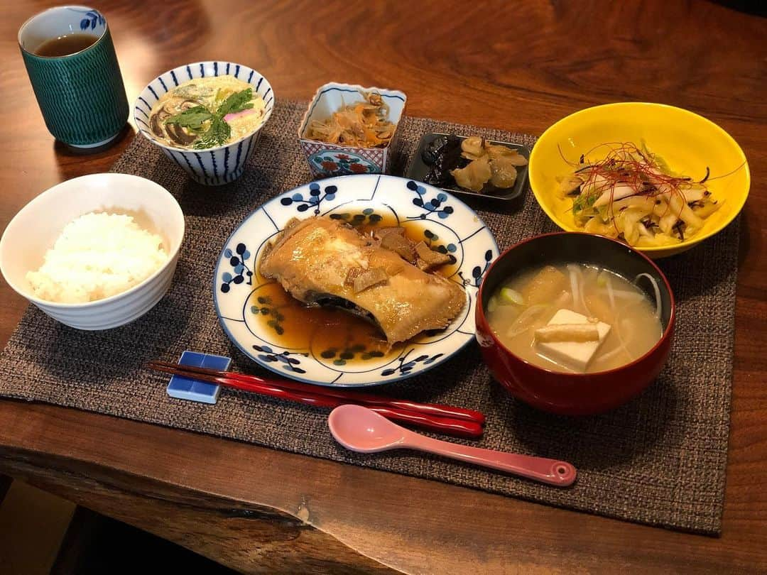 月央和沙さんのインスタグラム写真 - (月央和沙Instagram)「うちの晩ごはん🍚 . #かれいの煮付け  #白菜サラダ #きんぴらごぼう #茶碗蒸し #豆腐とお揚げのお味噌汁 #ザーサイ #椎茸こんぶ #新米 #褒められると #調子にのるタイプです」11月16日 19時45分 - kazusa_tsukio