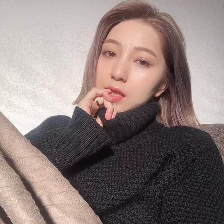 松尾 瞳のインスタグラム：「new🧝🏻‍♀️💜 ぎりぎりハーフアップなら結べる長さ◯  はぁ〜〜おなかすいたなぁ〜〜佑記のごはんがいるかいらないかわからないからこれ見てるスタッフの方いたら佑記にごはんの連絡返せって言って〜〜〜  #ヘアスタイル #ヘアカラー #ボブヘアー」