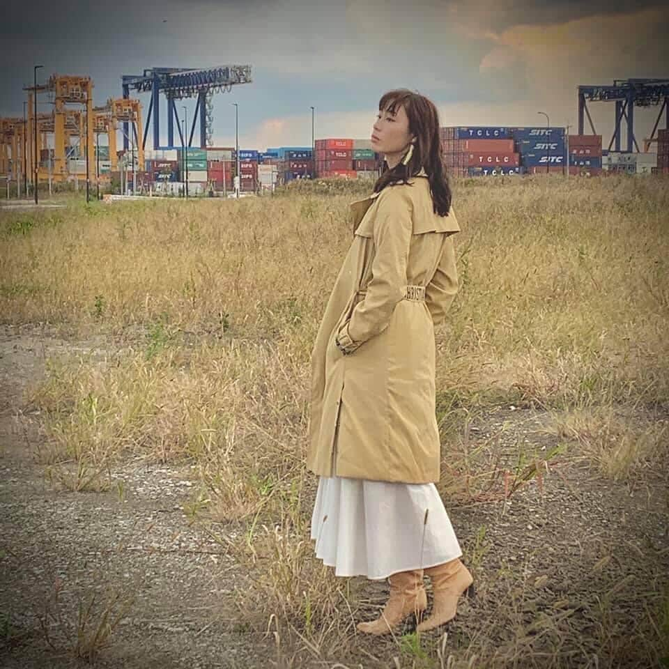 佐藤康恵さんのインスタグラム写真 - (佐藤康恵Instagram)「MV『♡♡♡♪』No.1 ミュージックビデオ撮影のご報告 @soleil__and @r_importclothes @tamayokotake @hirokoyah @zoluarea @namitasui @arrow428  たくさんのスタッフさまのおかげで、この日私は天使のごとく👼自由に羽ばたくことができました❣️✨ しかも、晴れ女だらけなのかプロデューサーが晴れ男なのか☀️秋めいた陽射しがとても美しくて(^^) 未歩さんに撮ってもらってる！って言うハッピーパワーも放出してました！ 私に表現する場を与えてて、本当にありがとうございます😊🎵 みんな❣️たのしみにしていてくださいね🌟  💖💖💖 佐藤康恵音楽配信はコチラから🔽 https://big-up.style/E9iLo640Kb 💖💖💖 佐藤康恵のYouTubeチャンネル Yasue Sato Music ♡♪🔽 https://youtu.be/QTVidBCnG9Q  #mv撮影 #ysjewel #yasuesato #佐藤康恵 #japanesemodel #japaneseactress #singer #歌手 #女優 #モデル #youtuber #曲リリース #mama #二児の母 #spotify #サンシャインアワーズ #sunshinehours」11月16日 19時48分 - yasuesato.official