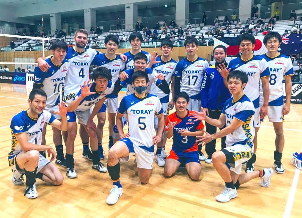 高橋健太郎のインスタグラム：「5勝目✨✨ チームで粘り強く戦う事ができました👏 一週空きますが、また応援よろしくお願いします🙏✨✨ #TORAYARROWS #BLUEHOT #5勝目 #米山さんです」