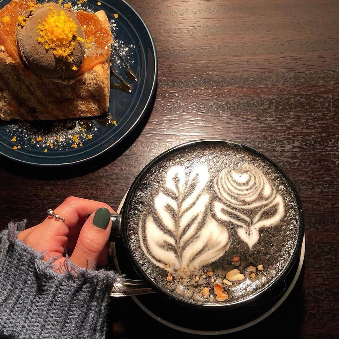 太田江莉奈さんのインスタグラム写真 - (太田江莉奈Instagram)「.  黒いラテ☕️🌿  .  #connectcoffee#latteart  #blacklatte#cake#chiffoncake  #cafelatte#fukuokacafe#coffee」11月16日 19時58分 - erina_o_