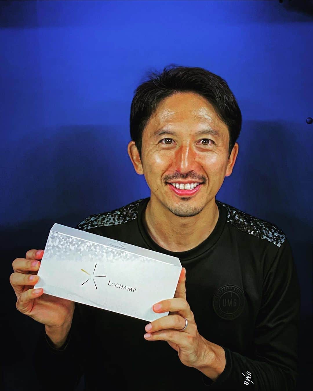 橋本英郎のインスタグラム：「【Le CHAMP】ルシャン 手に持っているのは、LeCHAMP重炭酸泉タブレットです！  先日ストーリーにあげました白いタブ。  みなさんからの回答は、石鹸が1番多かったです笑  何人かの方はバスタブ？入浴剤？  と回答してくれていました、  正解です！  なぜ今回このように取り上げて宣伝しているかというと・・・。  『現役サッカー選手で考えた入浴剤】  だからです。  疲労回復にとても効果の高い重炭酸の入浴剤で、商品 企画からPRまで全て現役サッカー選手が中心となって行ってきました。 ロゴやデザインなど1から選手のアイデアで作り上げてきた商品です。 2年前、まだ東京ヴェルディにいた頃にスタートした企画でした。  それぞれ違うチームに所属する選手達で企画を進めていくのは、デザイン一つとって も簡単には進められませんでしたが、時間がかかった分だけ自信を持ってお薦めできる 商品になったと思います。  明日17日から発売になりますが、ご興味ある方は、Instagramのlechampから購入出来ます。（タグ付けしてます、画像をクリックしてみて下さい。）  まずは一度お試しください、筋肉のほぐれを実感できるはず！！  #lechamp  #ルシャン  #LeCHAMP重炭酸泉タブレット #入浴剤  #アスリート  #サッカー  #コンディショニング  #疲労回復  #fc今治」