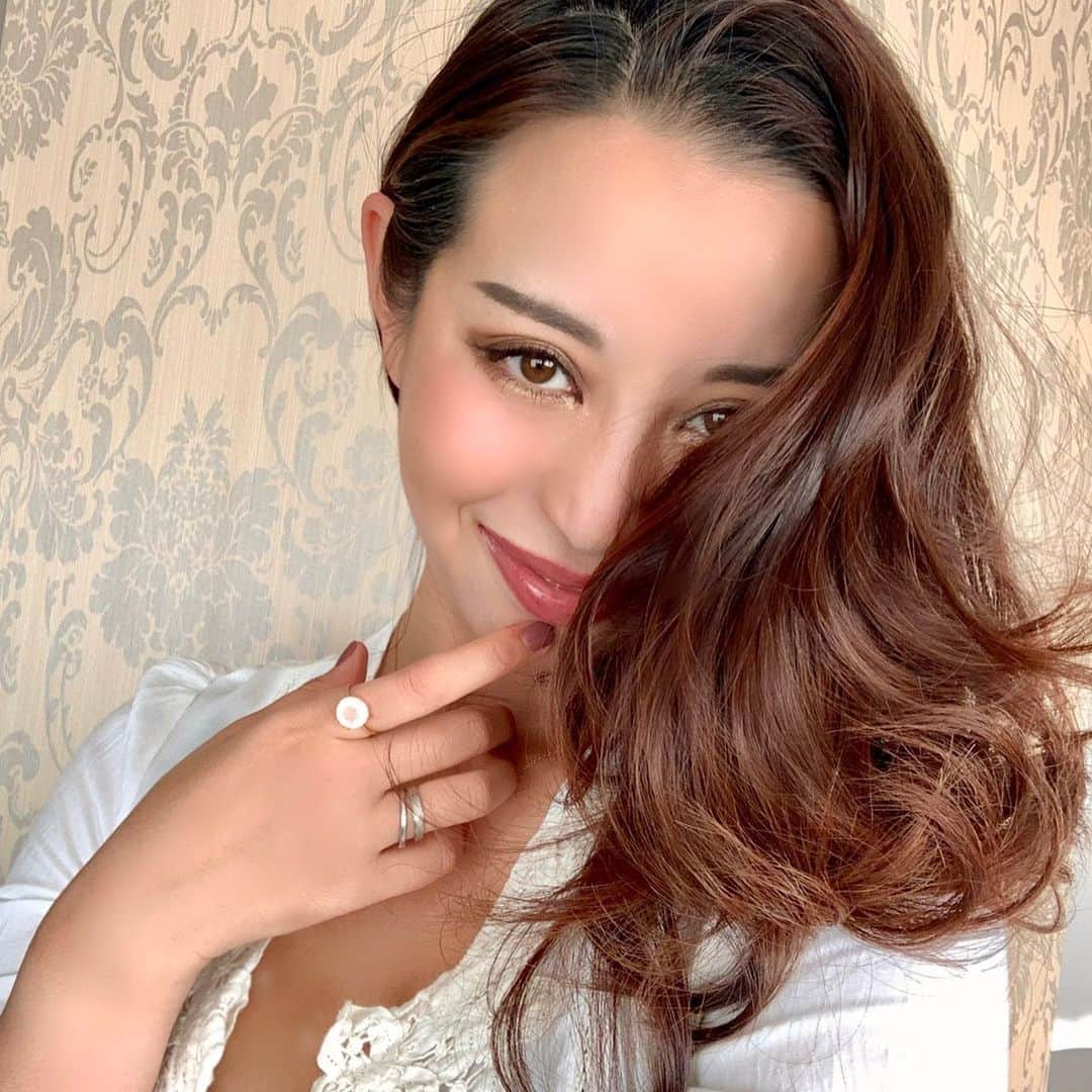 のインスタグラム：「.  . "Rose Quartz / Crystal ring"✨ 　 from ✷Amate bijou✷  ホリデーシーズンの贈り物にもぴったりな、クリスタルとローズクォーツの指輪が新登場します💍  愛の石"Rose Quartz"  浄化の石"Crystal" 　 大振りにカットされた天然石が輝く指輪は、 カジュアルからエレガントなシーンまで幅広くご愛用いただけます。  リングは18金メッキが施されており、金属アレルギー対応となっております。 　 また、サイズ調節が可能なのでどの指にでもフィットします。 　 11/18より、“Amate bijou”オンラインストアにて先行予約発売を開始いたします💫 　 (ご注文を頂いた順に発送は12月上旬頃からとなります。)  ・・・  #amatebijou #ring #crystal #rosequartz #アマテビジュー」