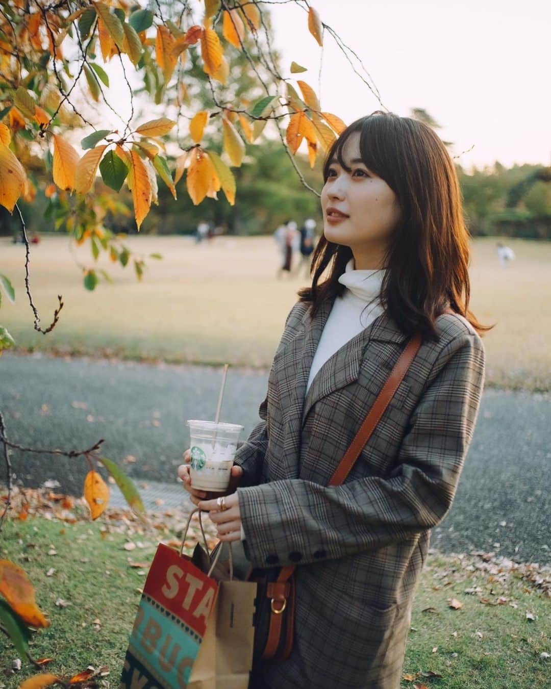 角川友紀のインスタグラム：「𓂃 ﻿ ラテを片手に紅葉鑑賞👩🏻‍🦰🍂﻿ ﻿ ﻿ ﻿ ﻿ #紅葉#紅葉スポット#新宿御苑#スタバ#新宿御苑カフェ」