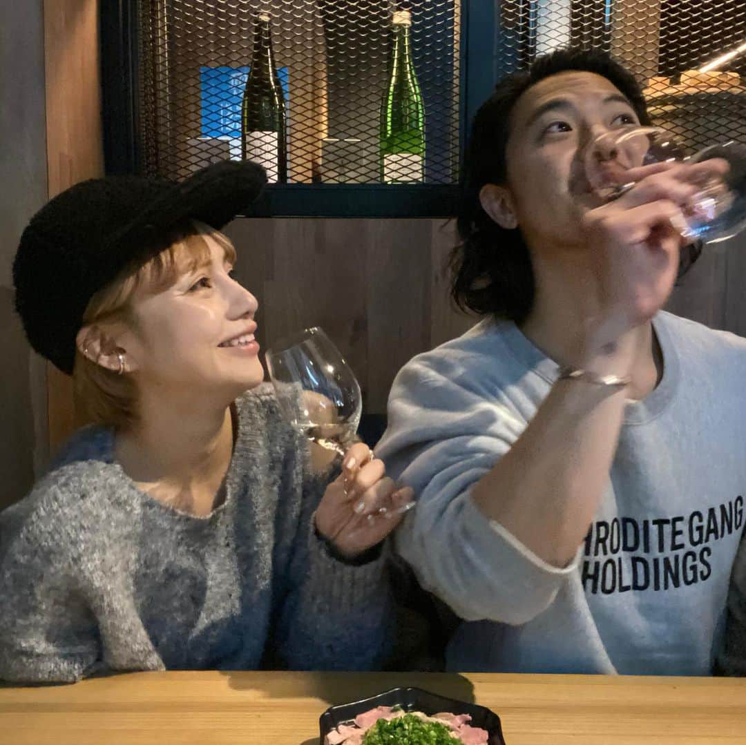 のインスタグラム：「🍻🍻🍻#地どり屋つかだ#渋谷グルメ#ad @jidoriya_tsukada ・ ・ ・ 久しぶりの夫婦時間👫🍻✨ ・ 渋谷駅から徒歩1分 『地どり屋つかだ』さんで 養鶏農家で通常の2倍以上の時間をかけて ストレスなくのびのびと育てられた 「みやざき地頭鶏」と「黒さつま鶏」を 使ったお料理を堪能してきました🤤💭 ・ 炎の上がる炭火調理を楽しみつつ 落ち着いた空間でデートにも ぴったりだと思います😘 （あ、一応私たちもデートなのか？笑） ・ お酒の種類もたくさんあって いろいろ試したくなってしまう、、、✨ ・ 夫婦揃って砂肝が好きなので 美味しいお刺身で砂肝を堪能できたのは 嬉しかったです💛💛💛 ・ 最後に少しだけ娘も合流👨‍👩‍👧💓 とっても楽しい時間を過ごすことができました💛 ・ 公式アカウント(@jidoriya_tsukada)を フォローしてプレゼントが当たるキャンペーンも やっているみたいなのでぜひ✨ 11/18(水)までなのでお早めに、、、🤫」